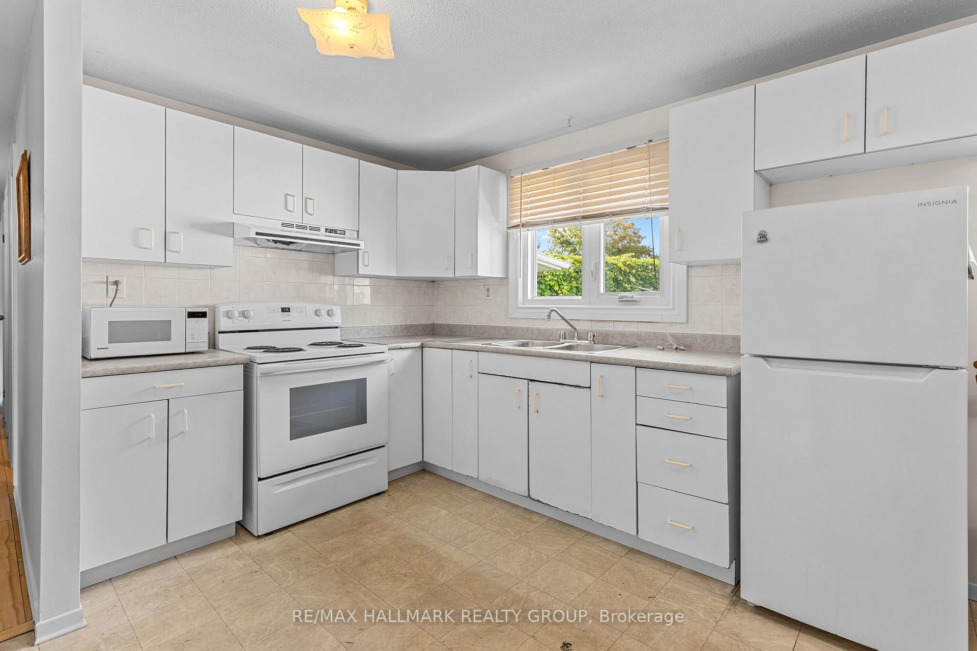 Photo 11 of 2376 Blackstone Crescent, Ottawa, Elmvale Acres — HOMEH