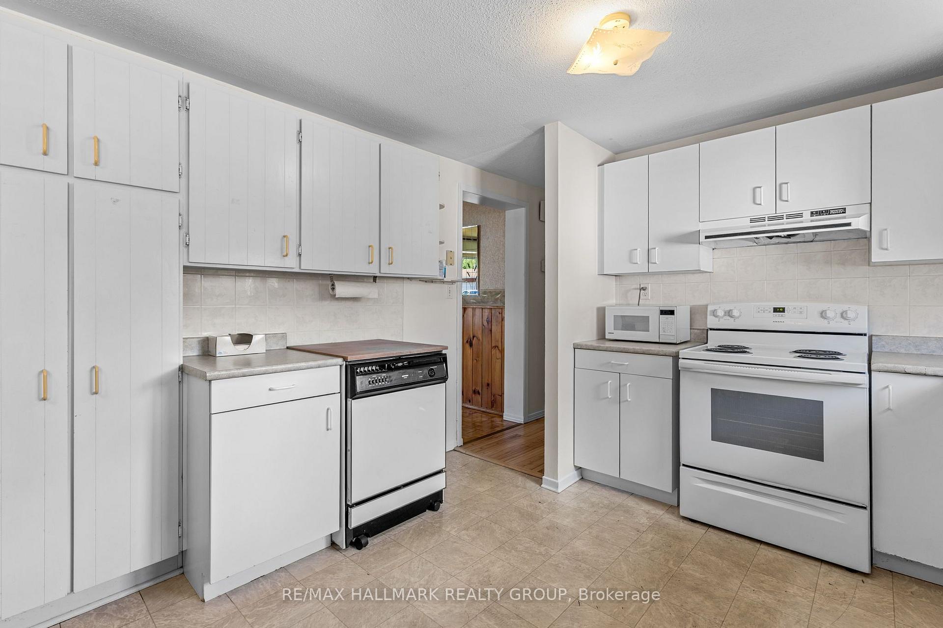 Photo 12 of 2376 Blackstone Crescent, Ottawa, Elmvale Acres — HOMEH
