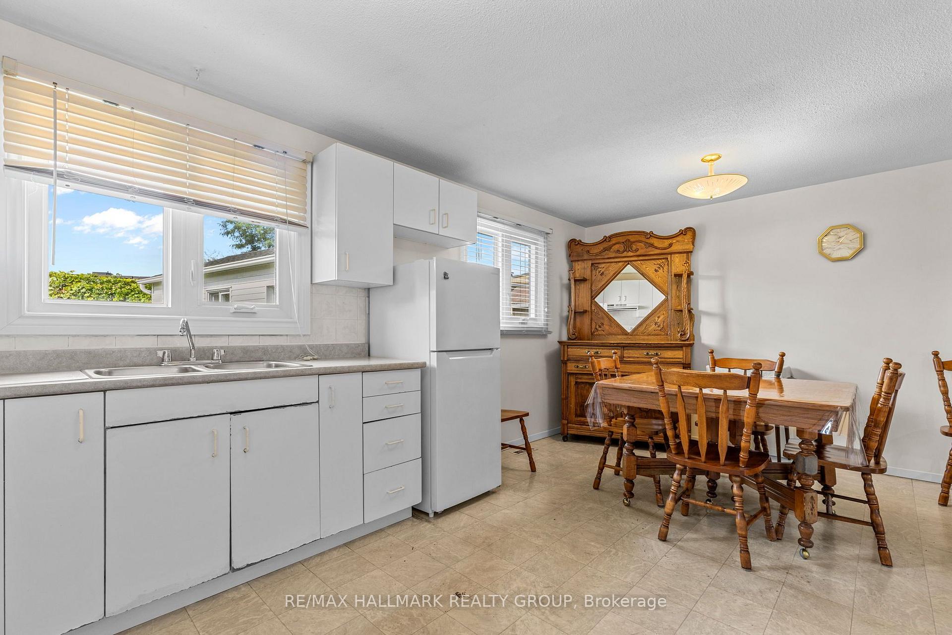 Photo 13 of 2376 Blackstone Crescent, Ottawa, Elmvale Acres — HOMEH
