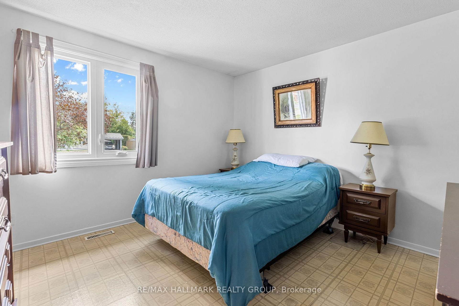 Photo 18 of 2376 Blackstone Crescent, Ottawa, Elmvale Acres — HOMEH