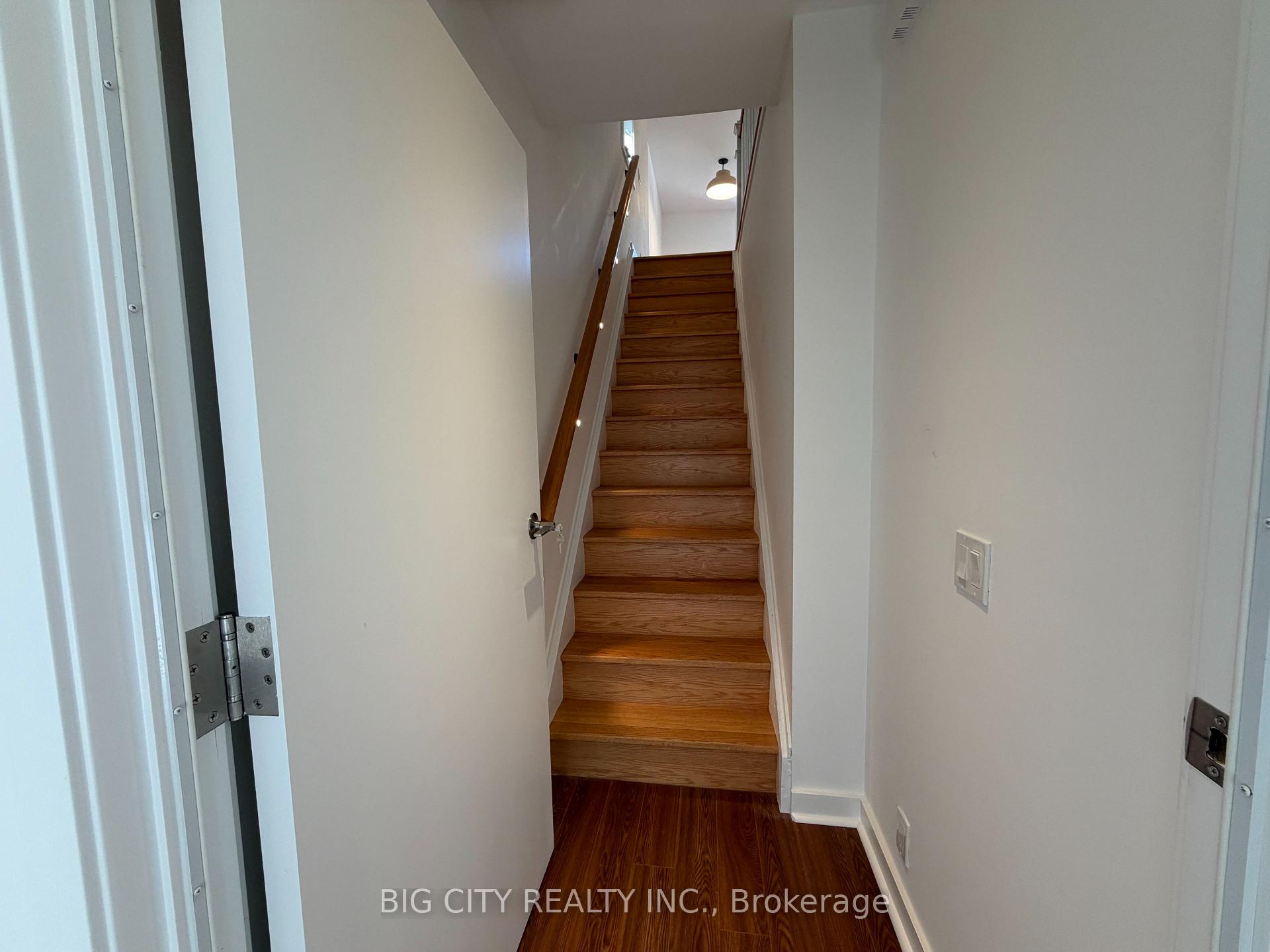 Photo 3 of Unit Upper, 20 Gray Avenue, Toronto, Rockcliffe-Smythe — HOMEH