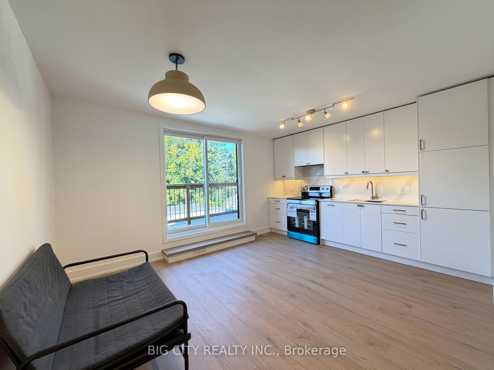 Photo 6 of Unit Upper, 20 Gray Avenue, Toronto, Rockcliffe-Smythe — HOMEH