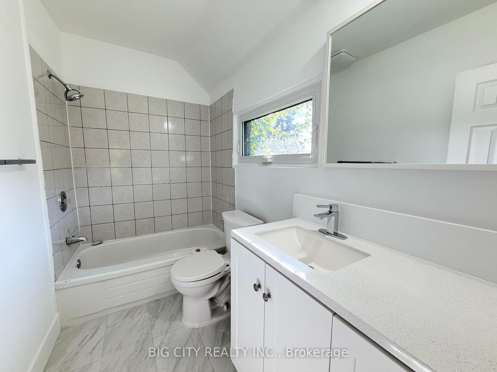 Photo 19 of Unit Upper, 20 Gray Avenue, Toronto, Rockcliffe-Smythe — HOMEH