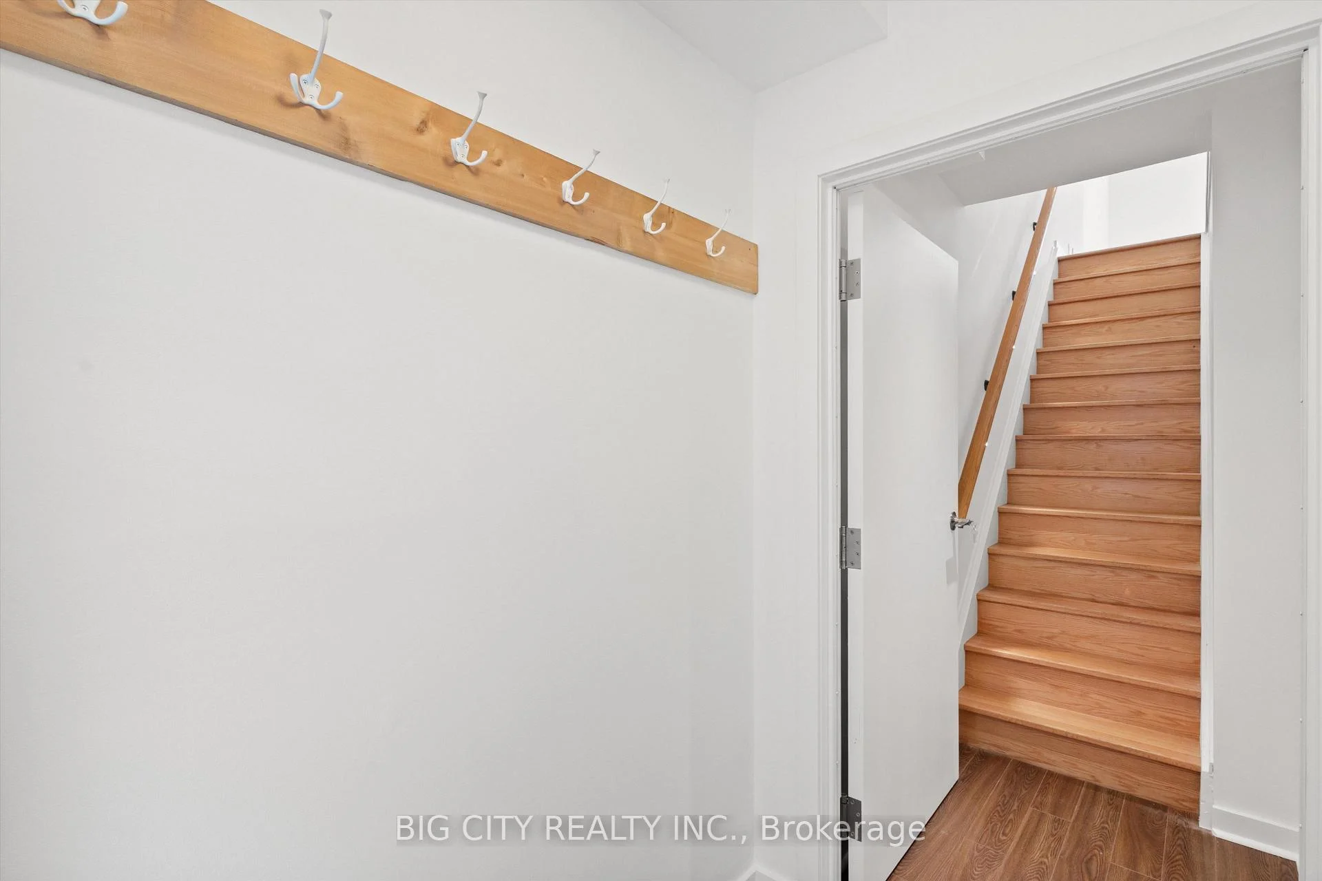 Photo 5 of Unit Upper, 20 Gray Avenue, Toronto, Rockcliffe-Smythe — HOMEH