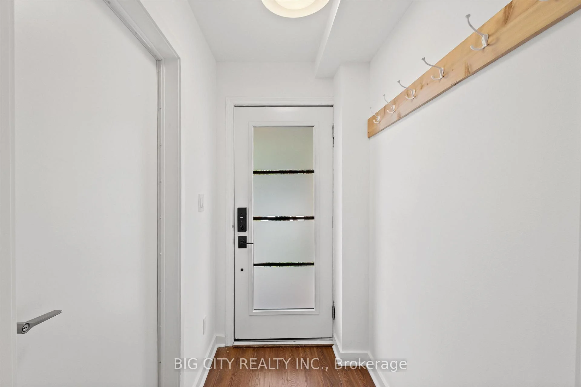 Photo 7 of Unit Upper, 20 Gray Avenue, Toronto, Rockcliffe-Smythe — HOMEH