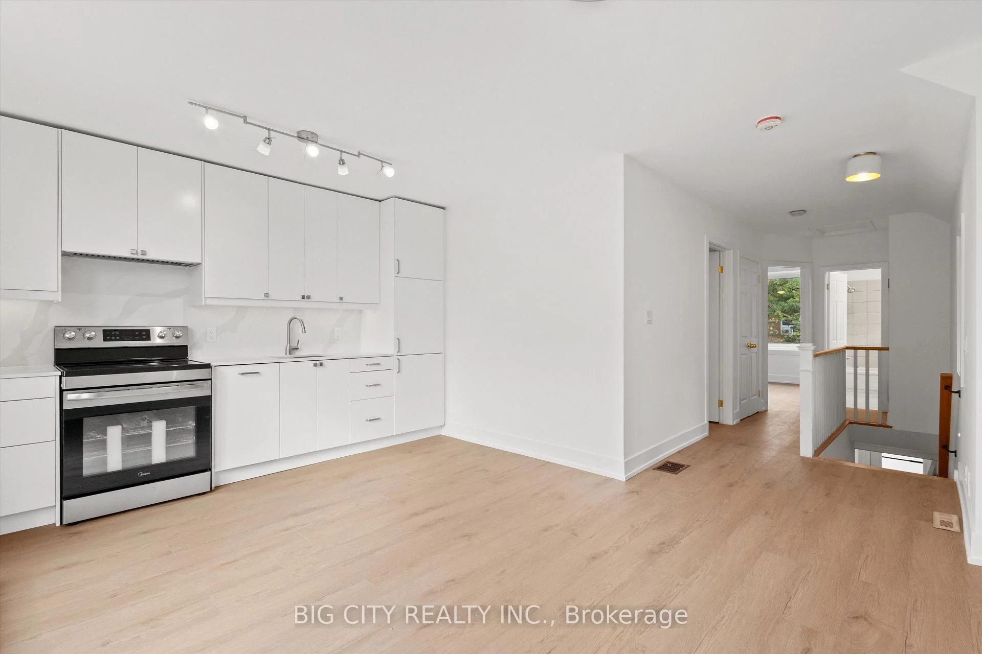 Photo 8 of Unit Upper, 20 Gray Avenue, Toronto, Rockcliffe-Smythe — HOMEH