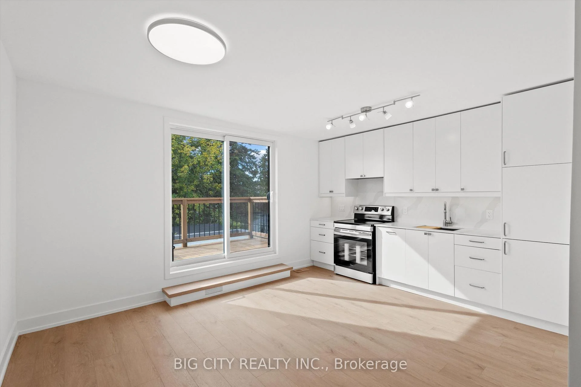 Photo 10 of Unit Upper, 20 Gray Avenue, Toronto, Rockcliffe-Smythe — HOMEH