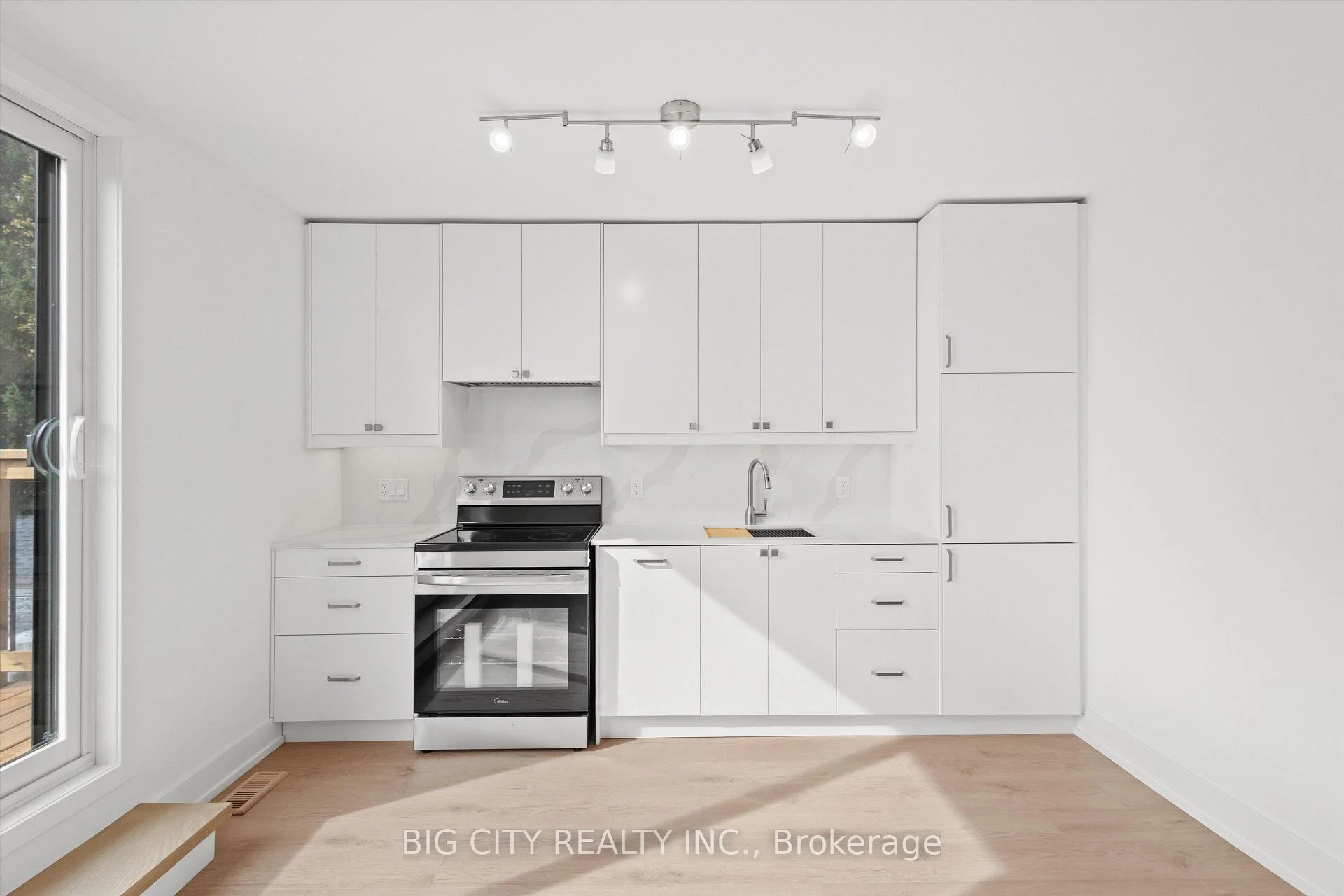 Photo 12 of Unit Upper, 20 Gray Avenue, Toronto, Rockcliffe-Smythe — HOMEH