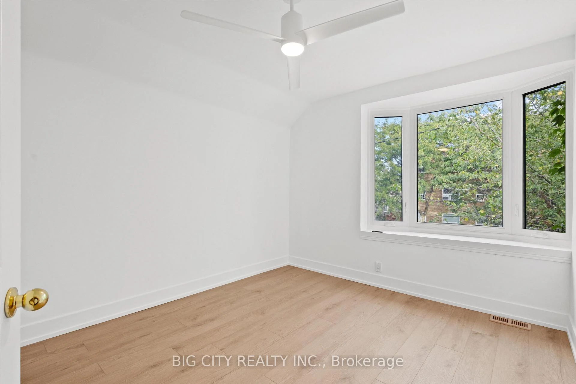 Photo 16 of Unit Upper, 20 Gray Avenue, Toronto, Rockcliffe-Smythe — HOMEH