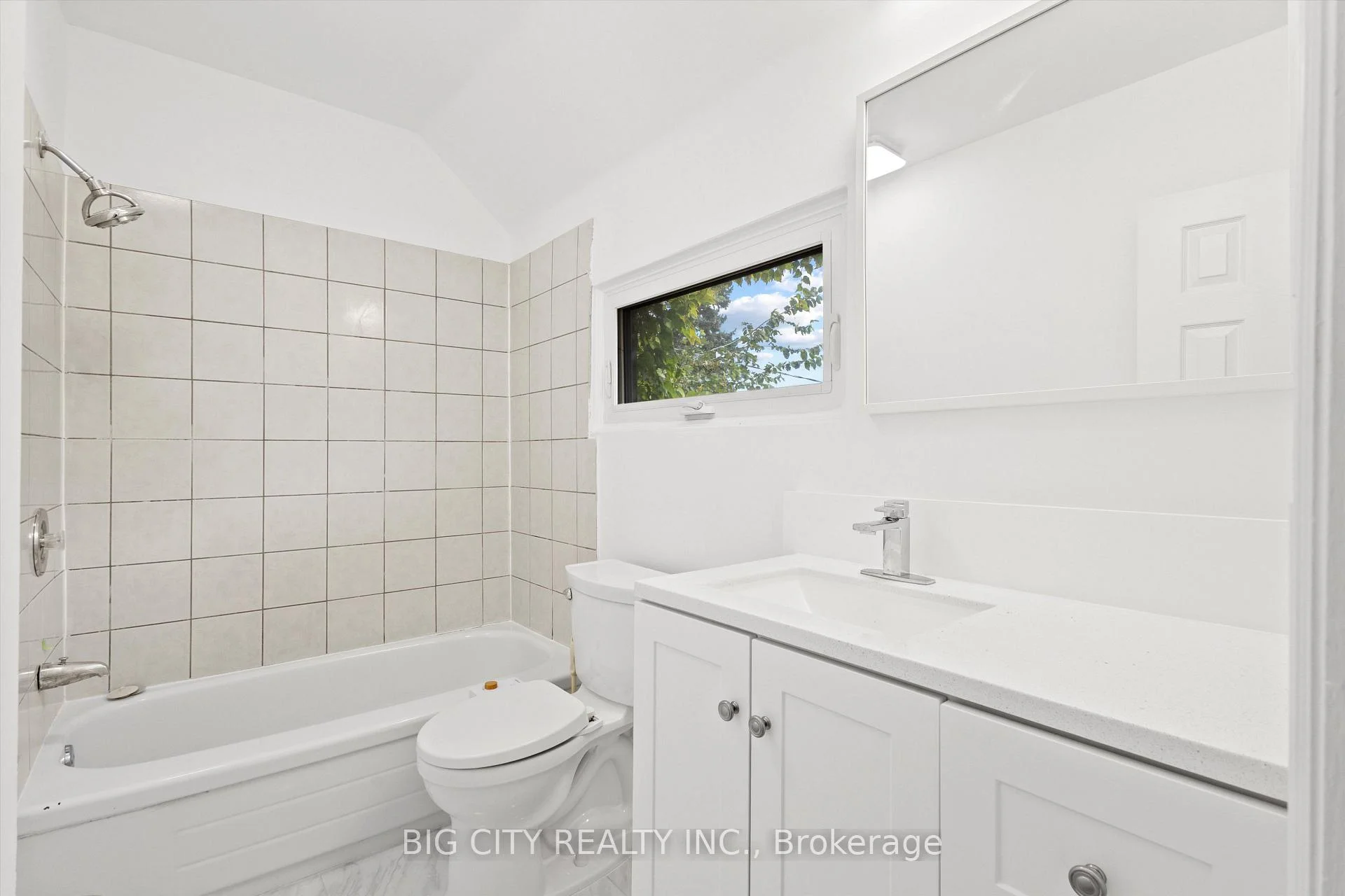 Photo 22 of Unit Upper, 20 Gray Avenue, Toronto, Rockcliffe-Smythe — HOMEH