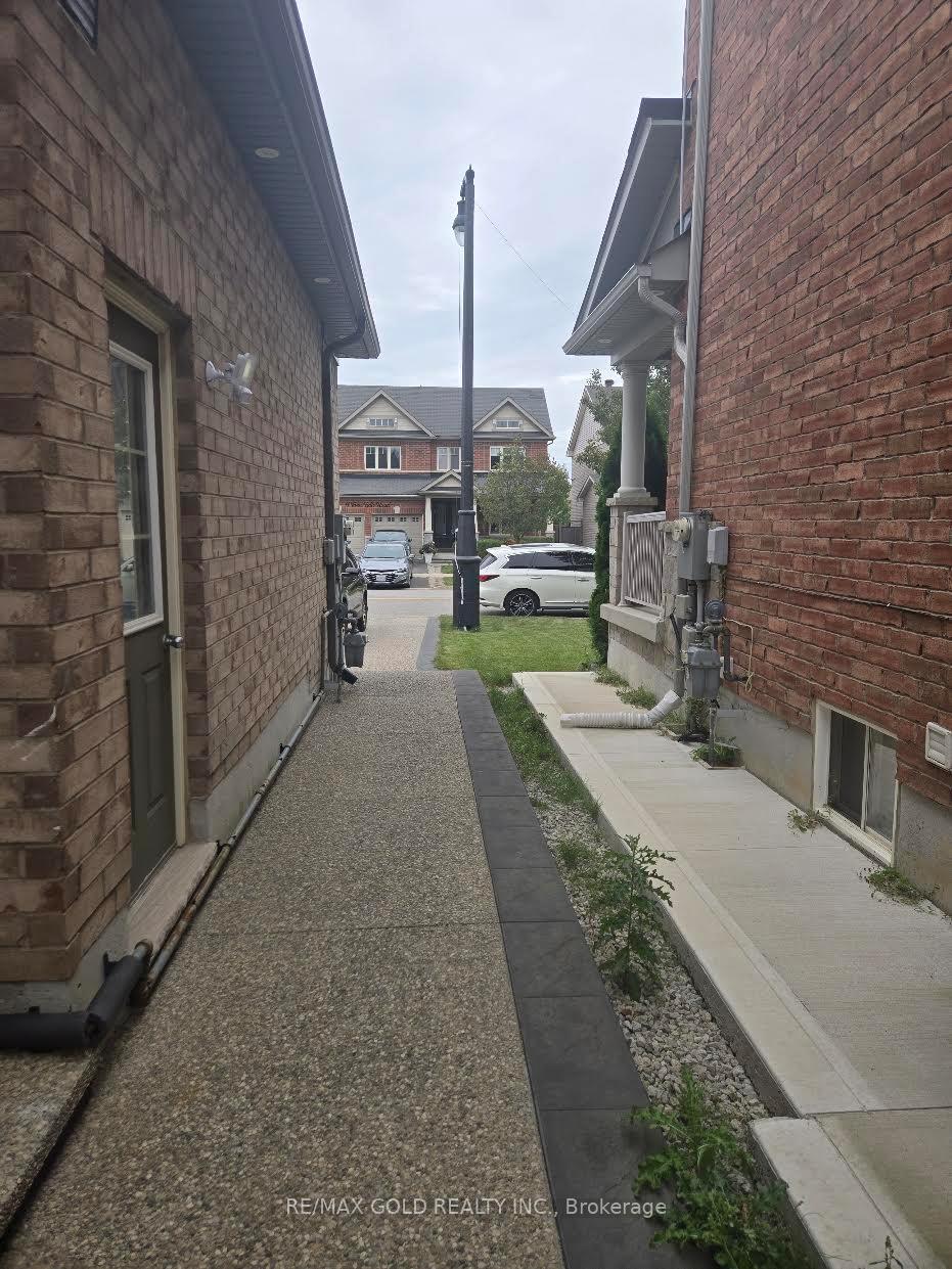 Photo 5 of 10 Twin Falls Road, Brampton, Bram West — HOMEH