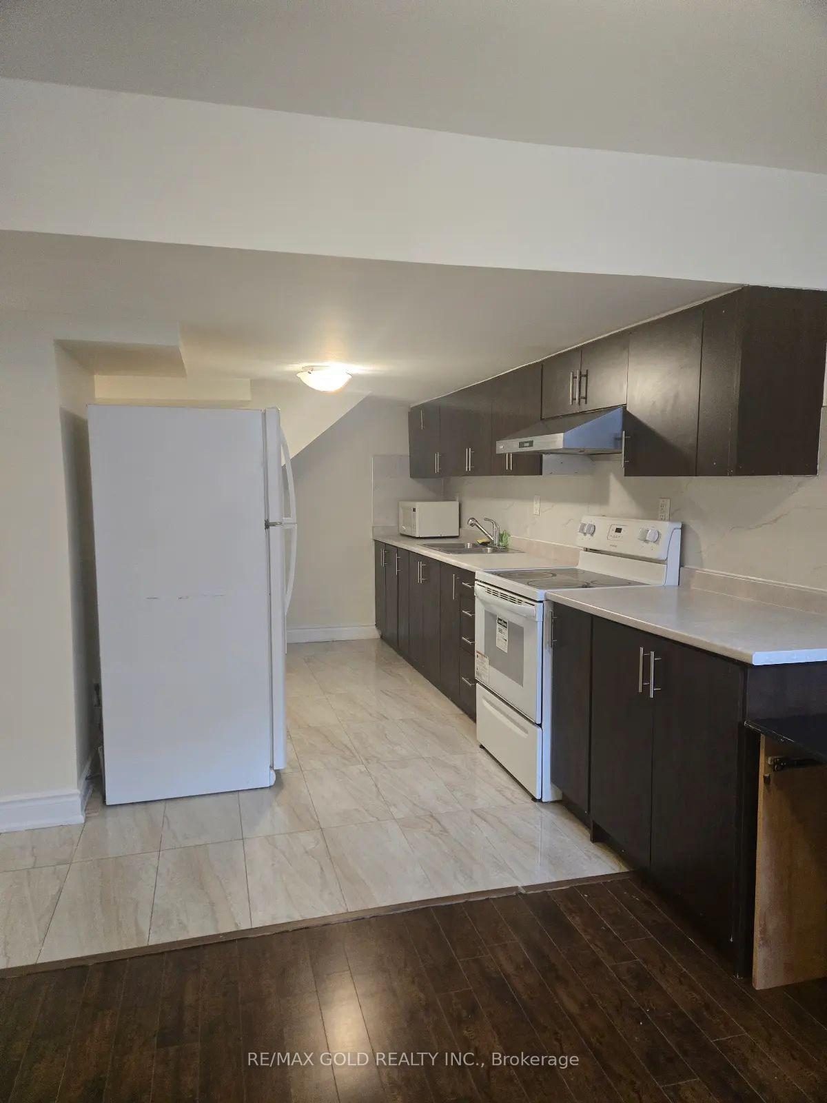 Photo 11 of 10 Twin Falls Road, Brampton, Bram West — HOMEH