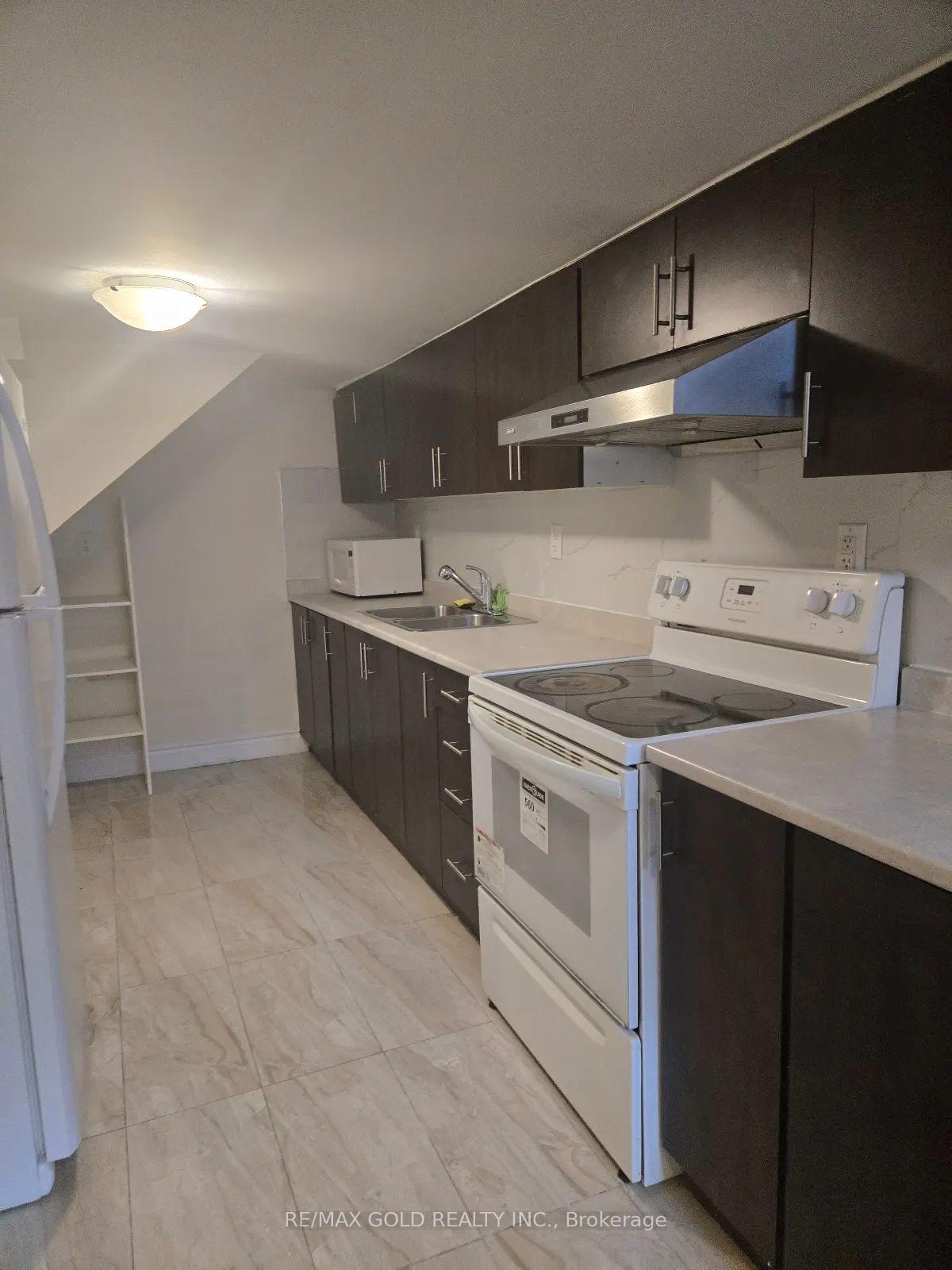 Photo 12 of 10 Twin Falls Road, Brampton, Bram West — HOMEH