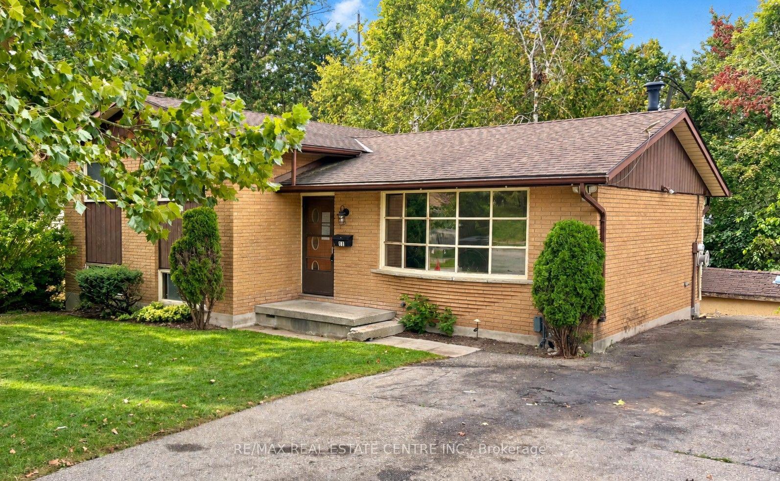 Front of 213 Belgrave Street W