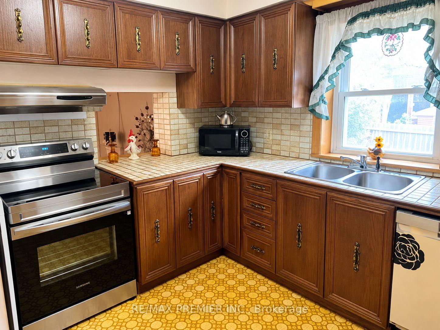 Photo 4 of 34 Rutherford Avenue, North York, Mount Dennis — HOMEH
