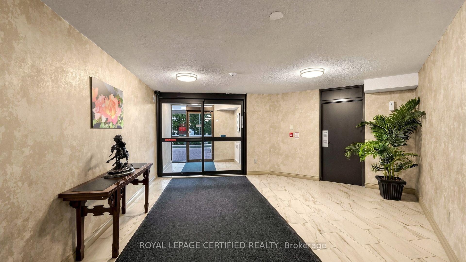 Photo 5 of Unit 802, 3650 Kaneff Crescent, Mississauga, Mississauga Valleys — HOMEH