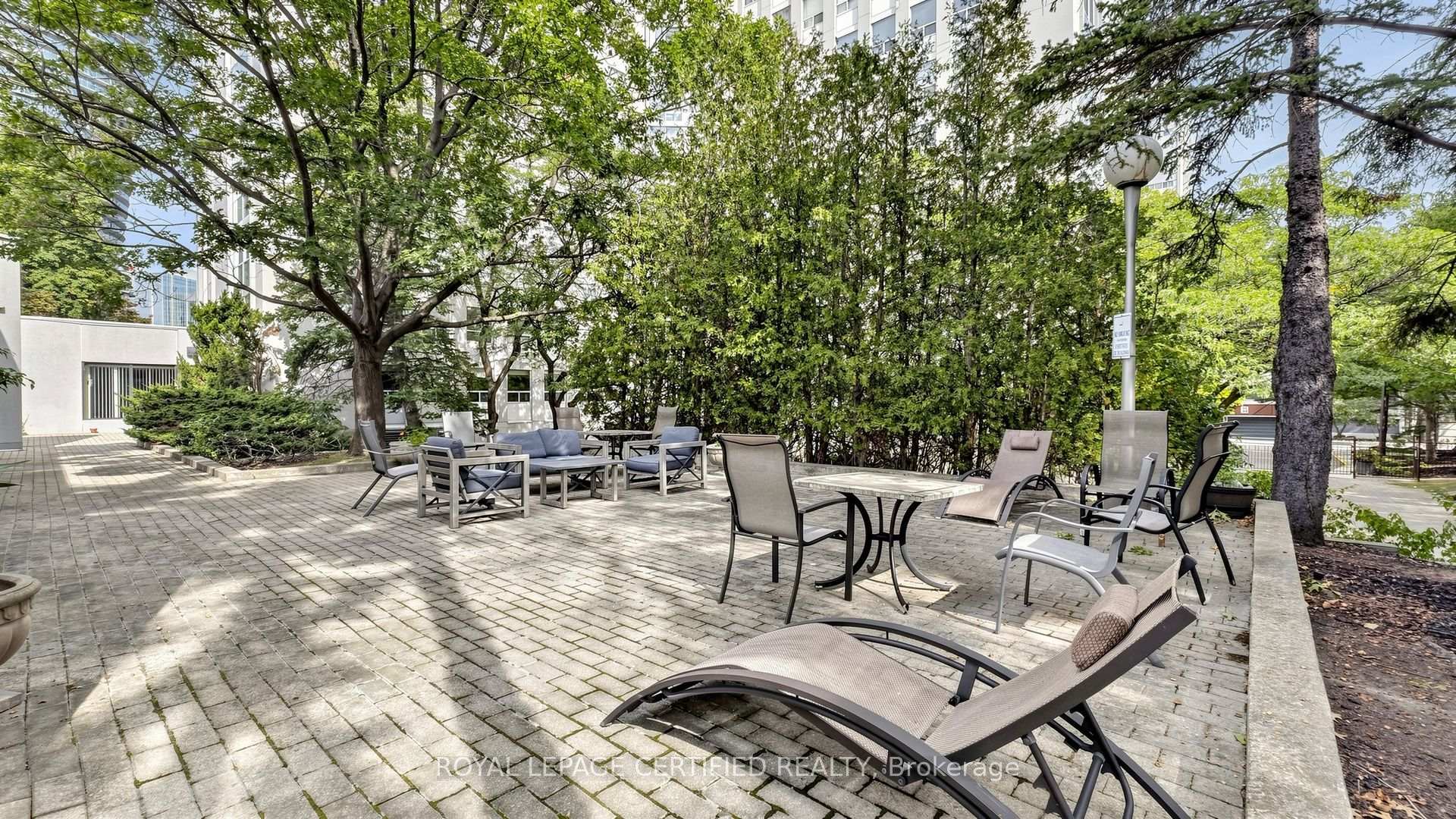 Photo 6 of Unit 802, 3650 Kaneff Crescent, Mississauga, Mississauga Valleys — HOMEH