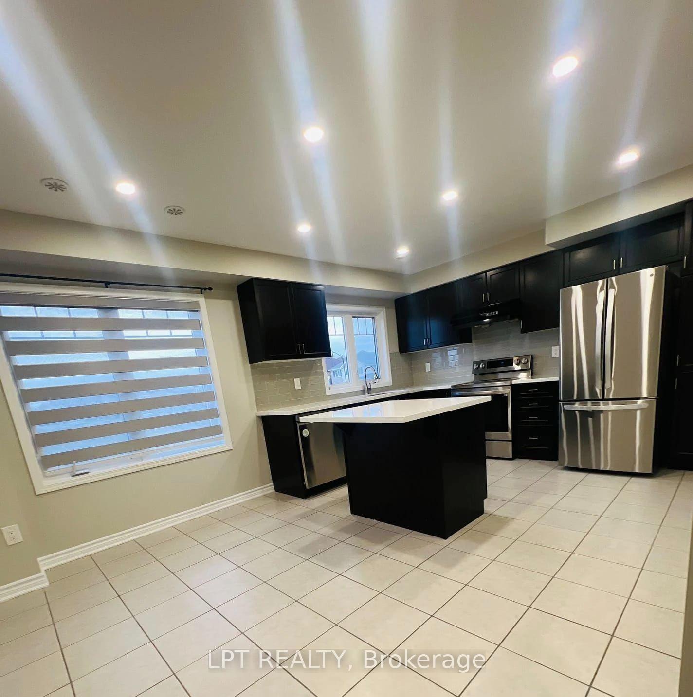 Photo 4 of 104 Bannister Crescent, Brampton, Northwest Brampton — HOMEH