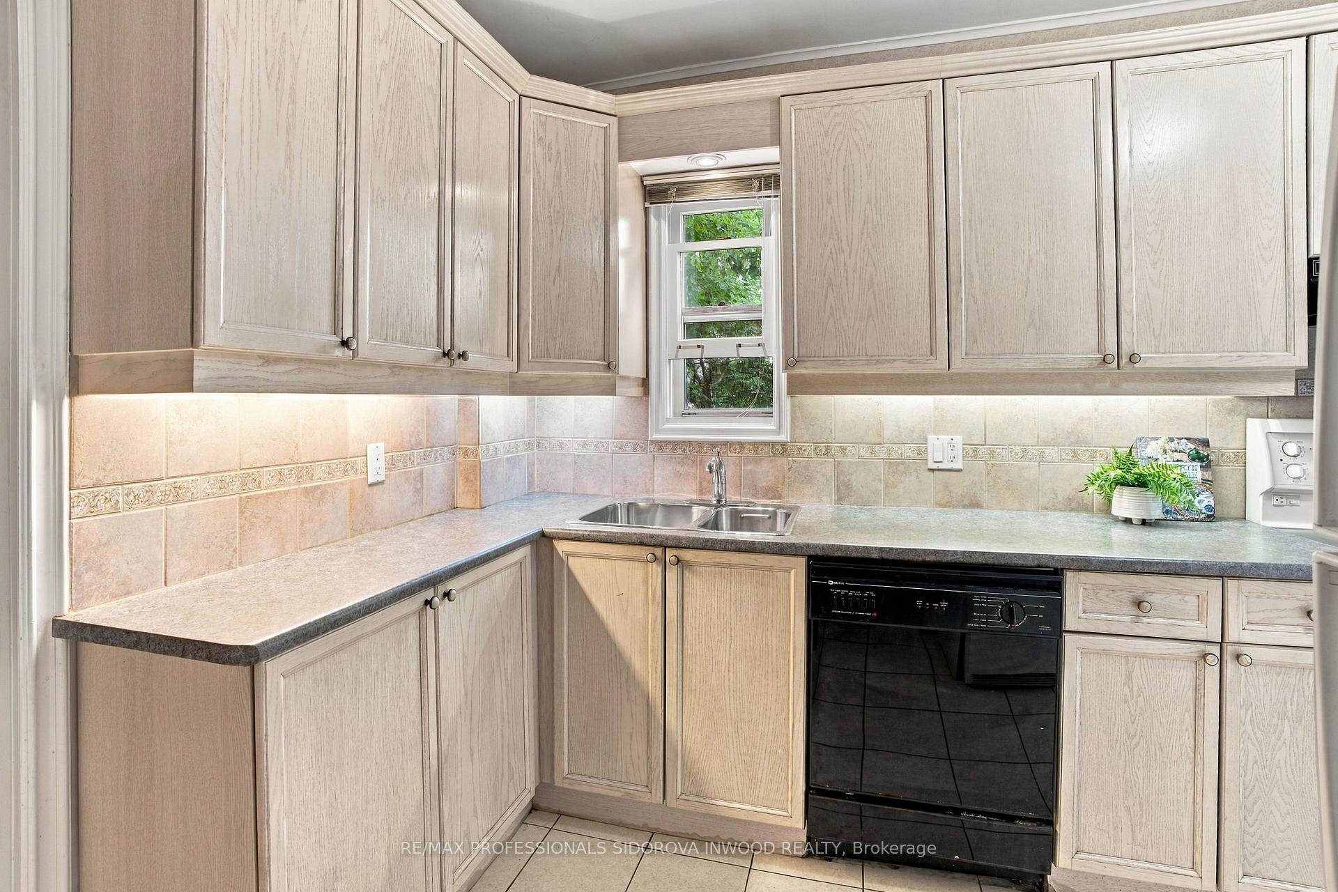 Photo 8 of 30 Brumell Avenue, Toronto, Lambton Baby Point — HOMEH