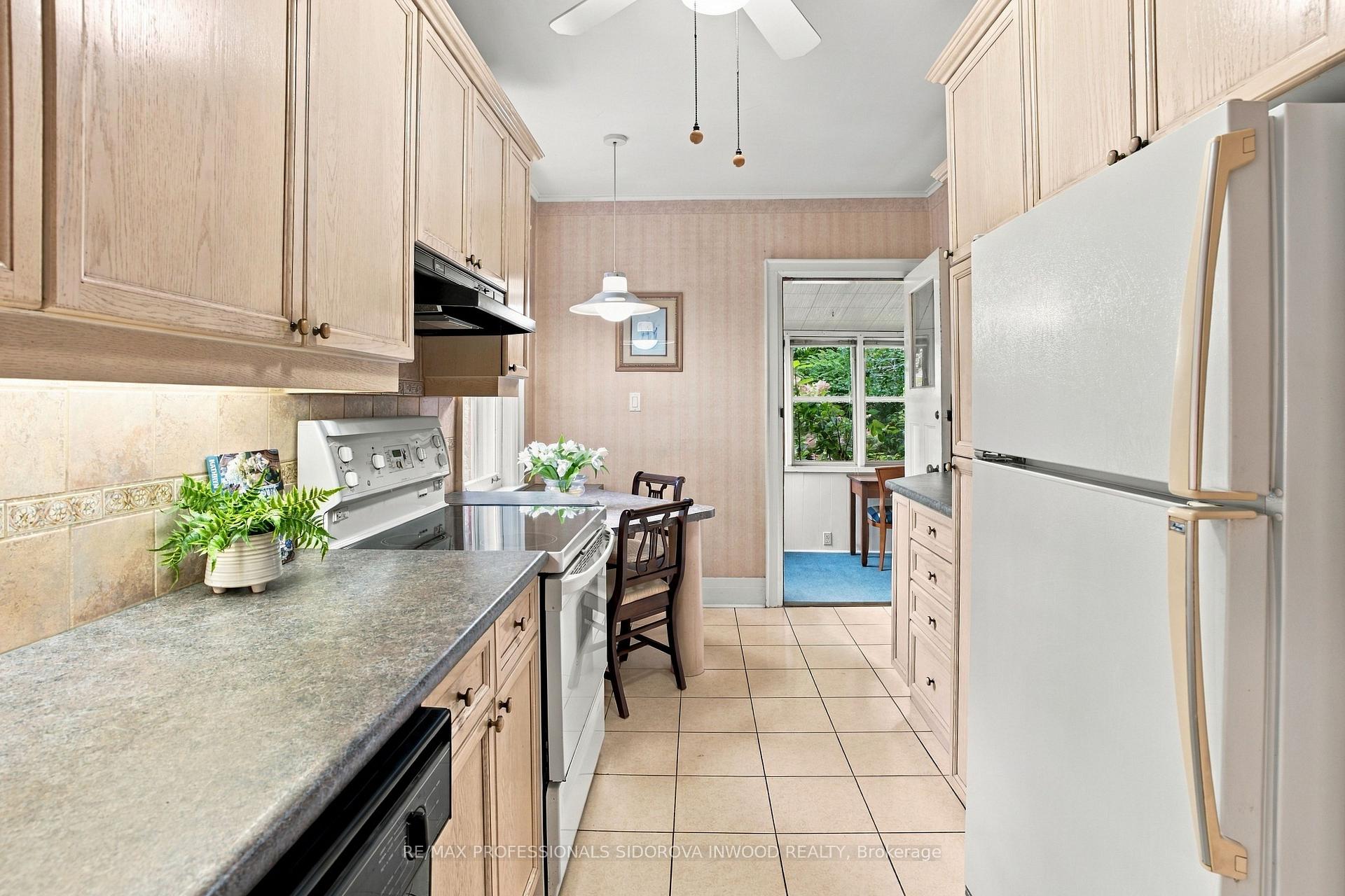 Photo 9 of 30 Brumell Avenue, Toronto, Lambton Baby Point — HOMEH