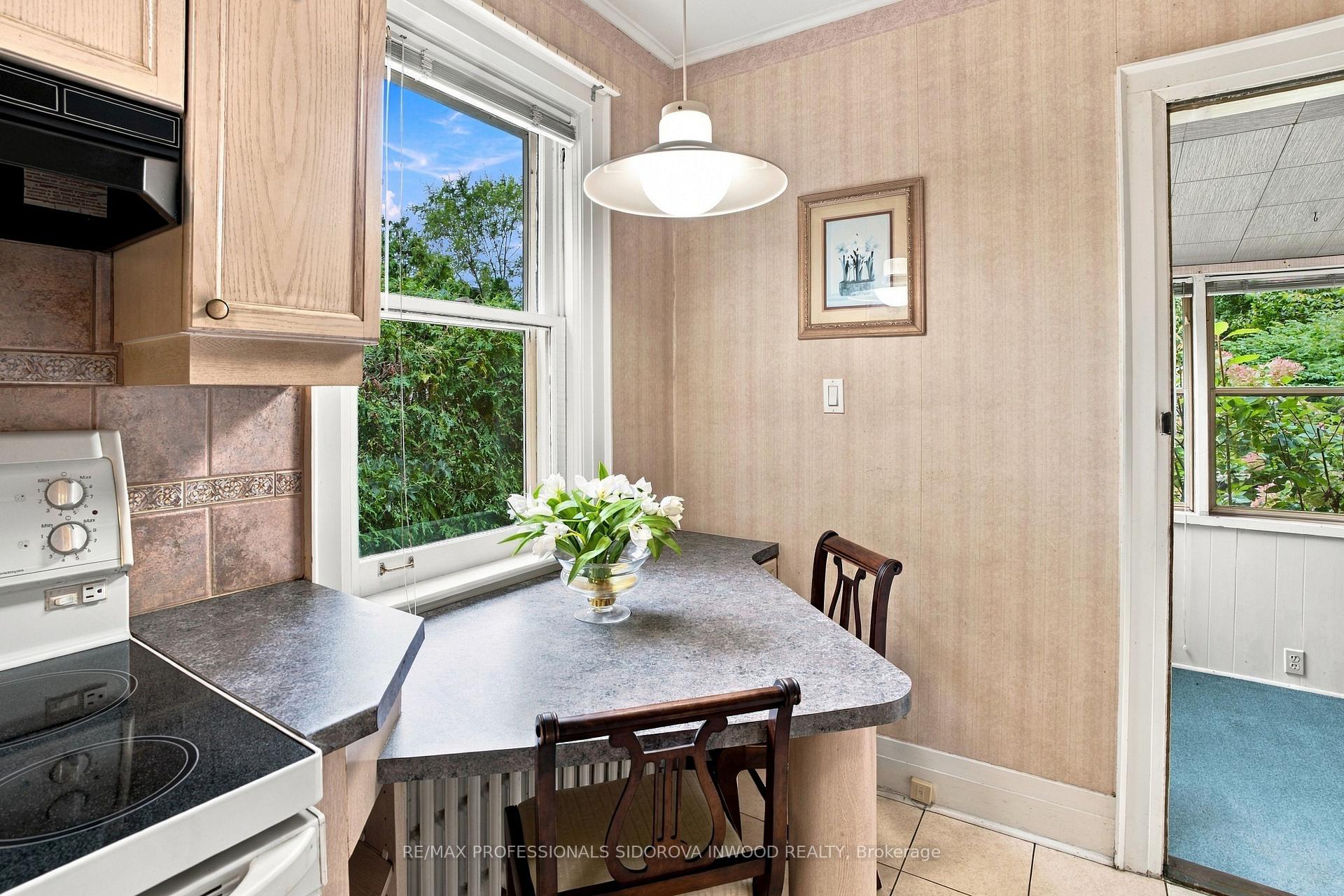 Photo 10 of 30 Brumell Avenue, Toronto, Lambton Baby Point — HOMEH