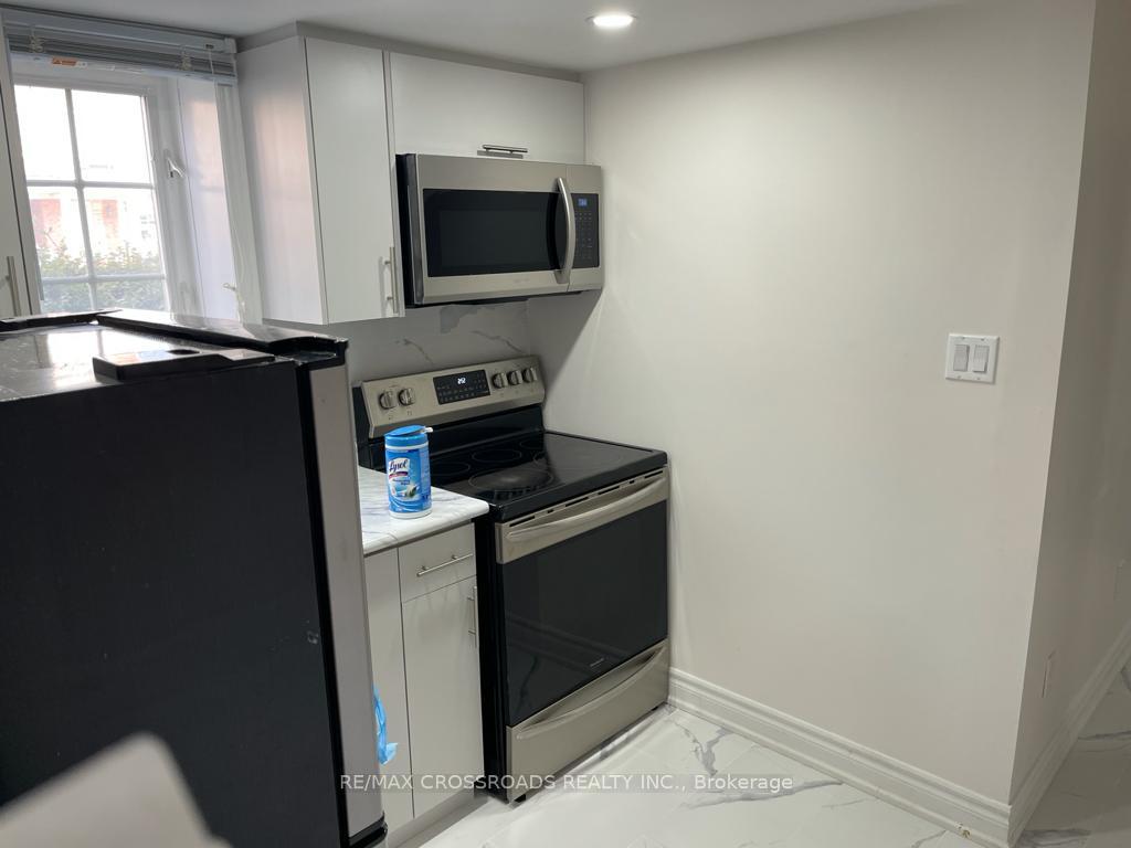 Photo 4 of 2 Pilkington Drive, Scarborough, Clairlea-Birchmount — HOMEH