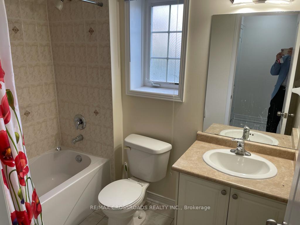 Photo 7 of 2 Pilkington Drive, Scarborough, Clairlea-Birchmount — HOMEH