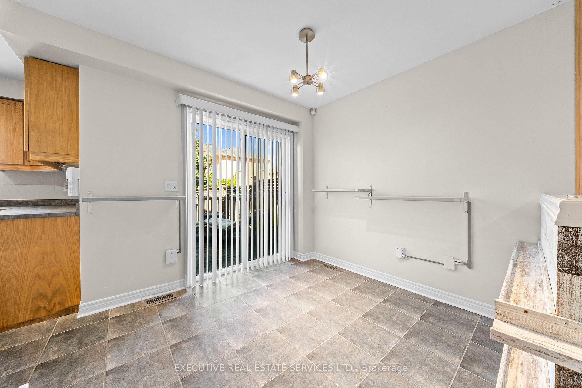 Photo 18 of 56 Samantha Crescent, Brampton, Sandringham-Wellington — HOMEH