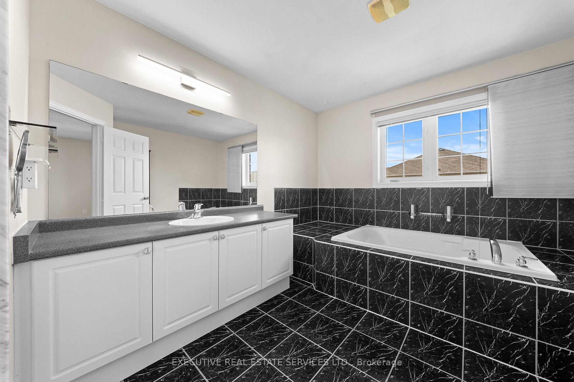 Photo 26 of 56 Samantha Crescent, Brampton, Sandringham-Wellington — HOMEH