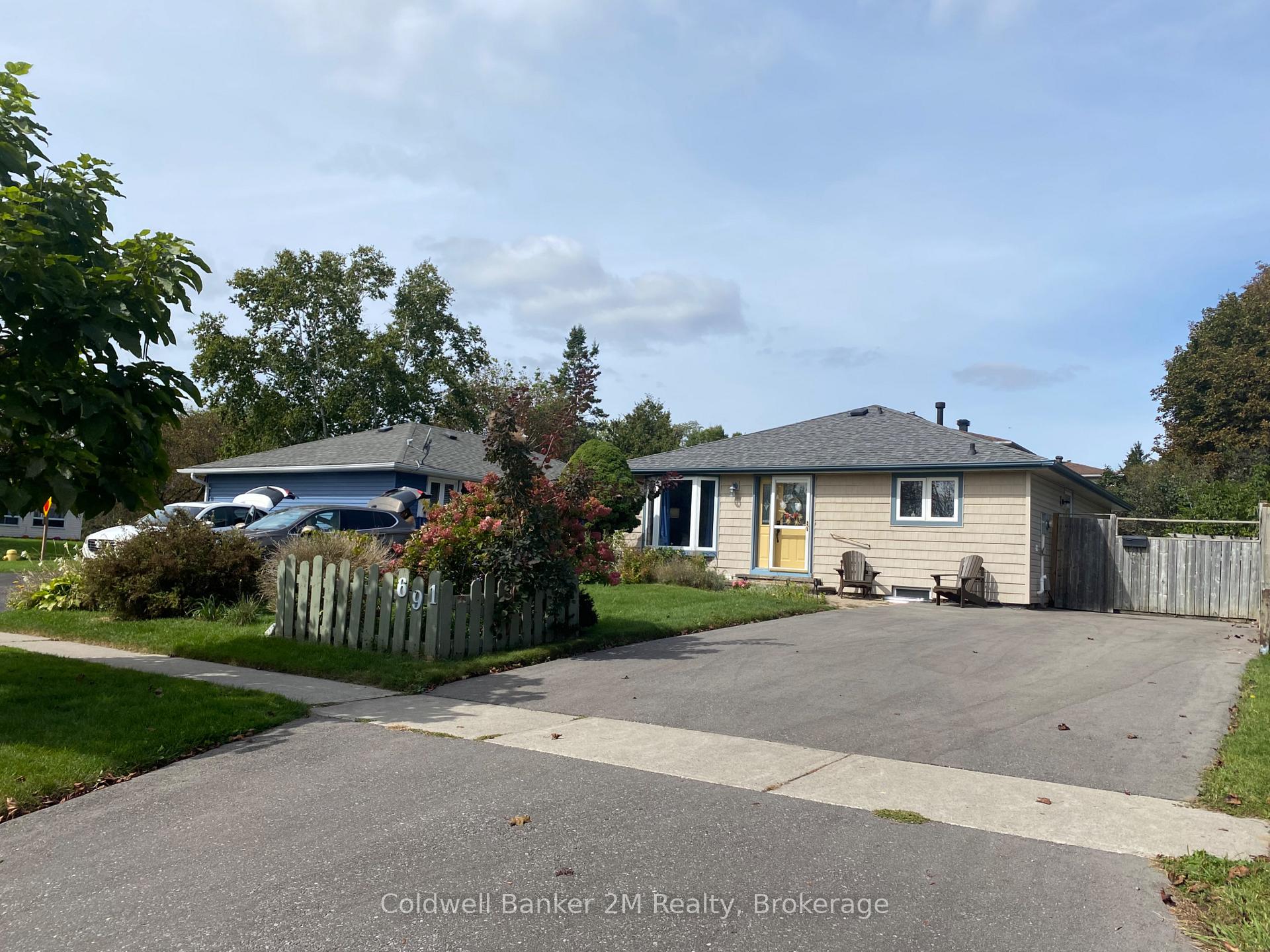 Photo 2 of 691 Wesley Drive, Oshawa, Donevan — HOMEH
