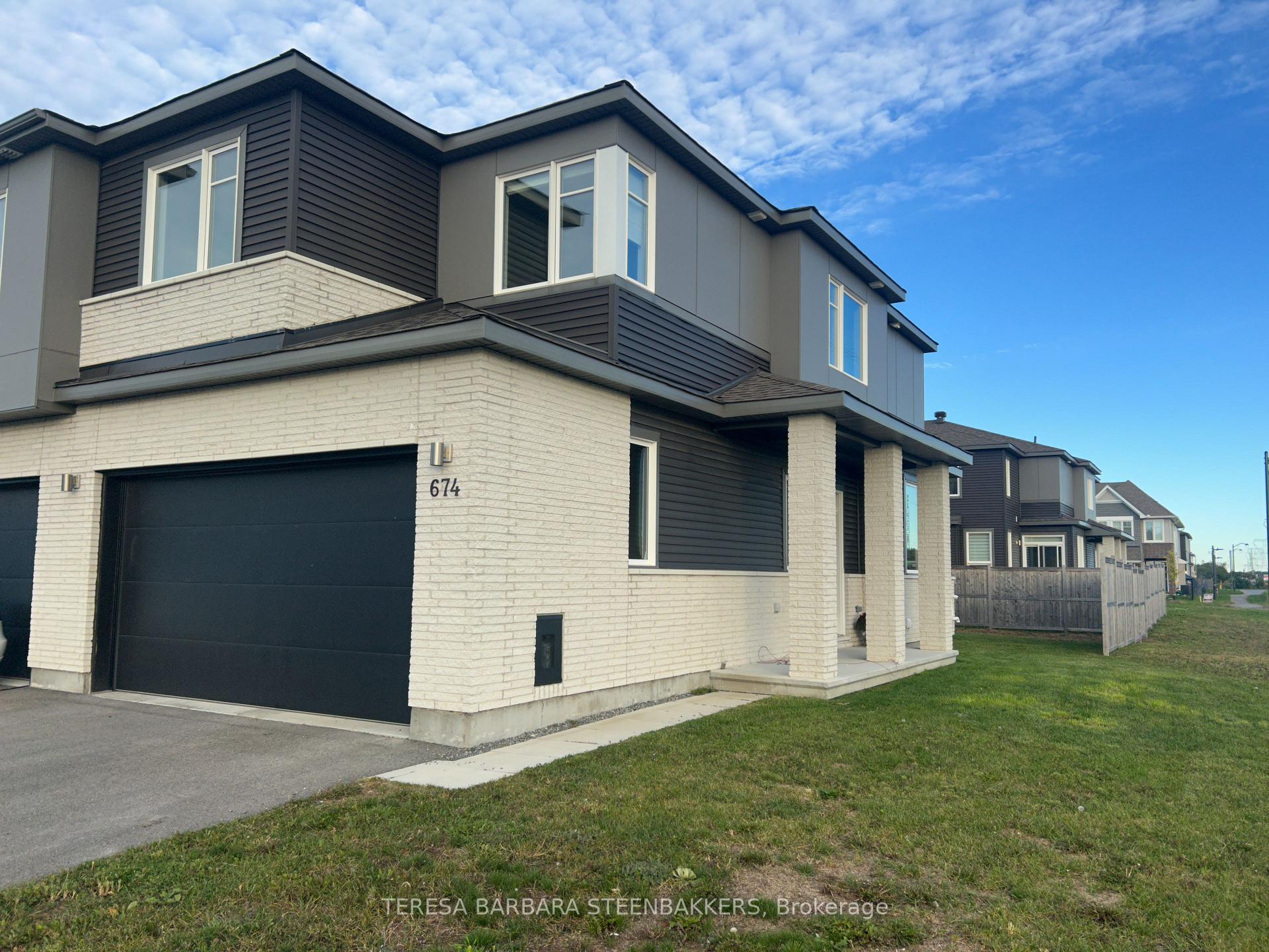 Photo of 674 Taliesin Crescent N