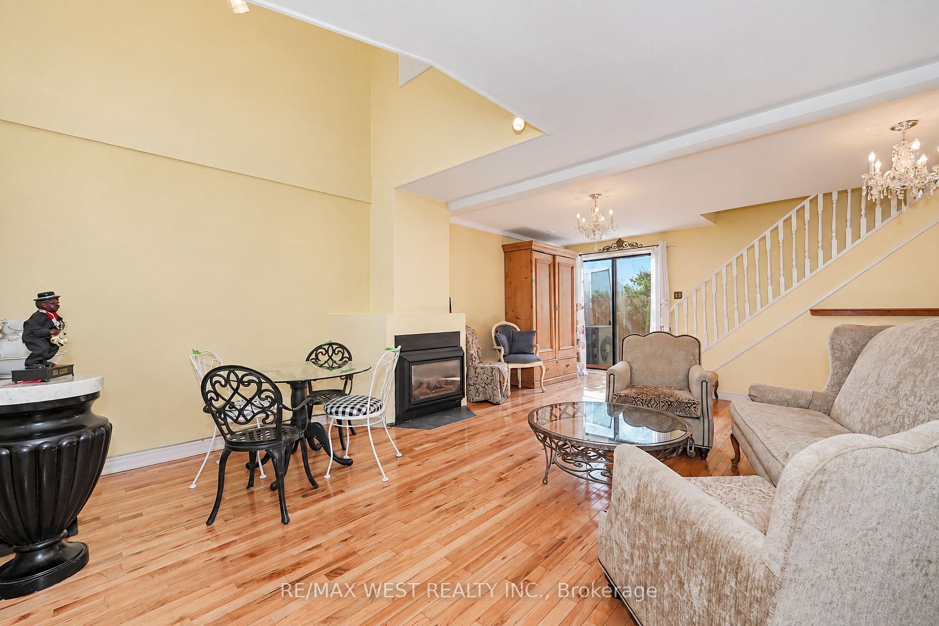 Photo 3 of 311 Wellesley Street E, Toronto, Cabbagetown-South St. James Town — HOMEH
