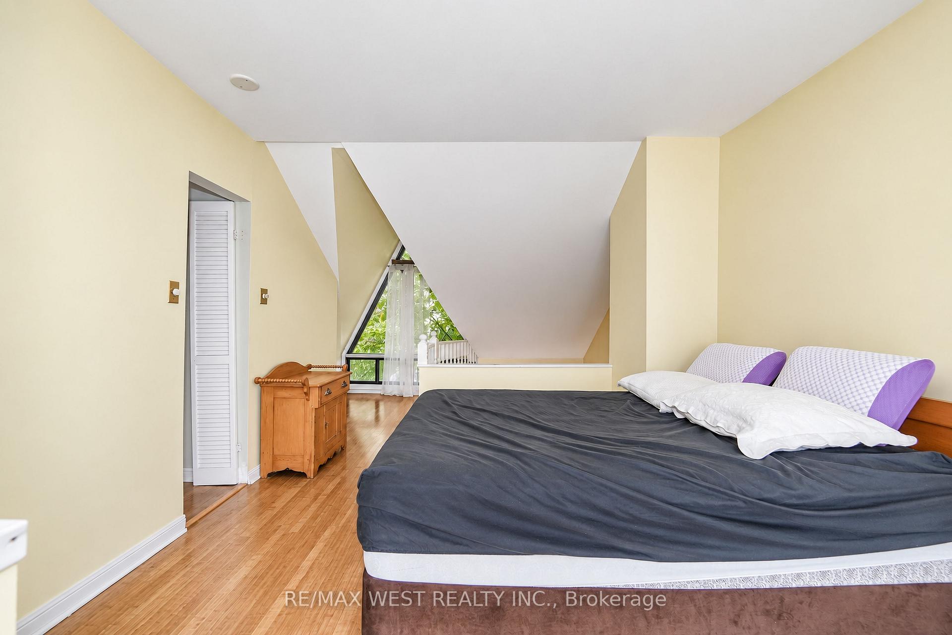 Photo 4 of 311 Wellesley Street E, Toronto, Cabbagetown-South St. James Town — HOMEH
