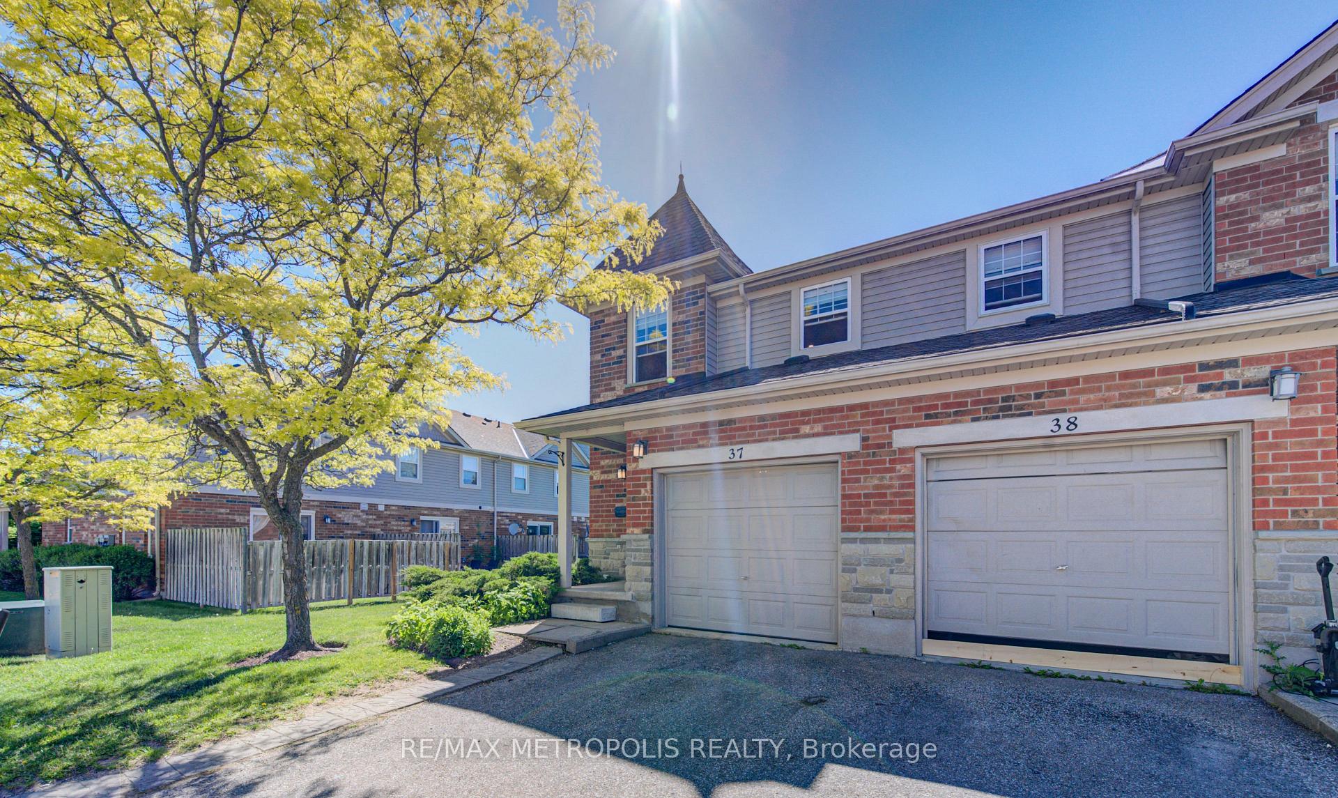 Photo 5 of Unit 37, 124 Gosling Gardens, Guelph, Clairfields/Hanlon Business Park — HOMEH