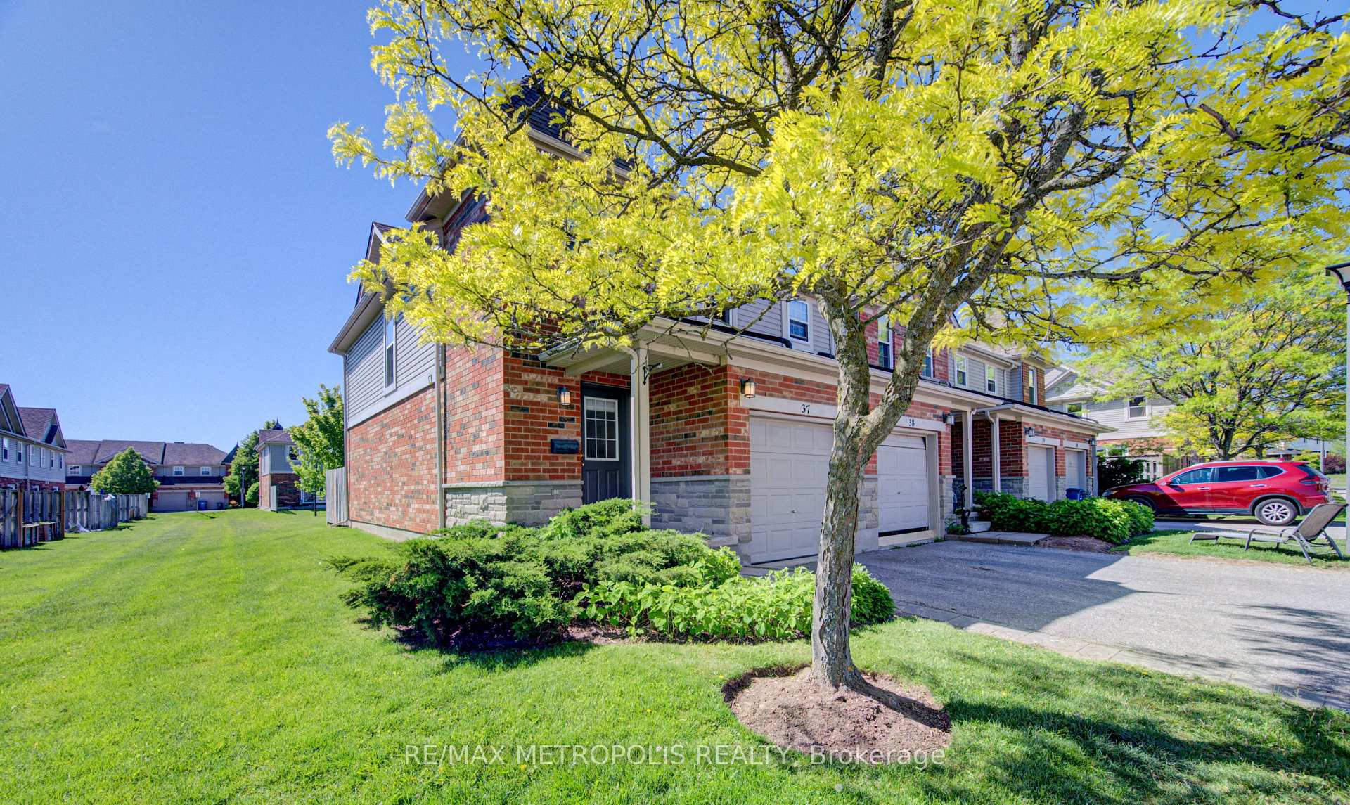 Photo 7 of Unit 37, 124 Gosling Gardens, Guelph, Clairfields/Hanlon Business Park — HOMEH