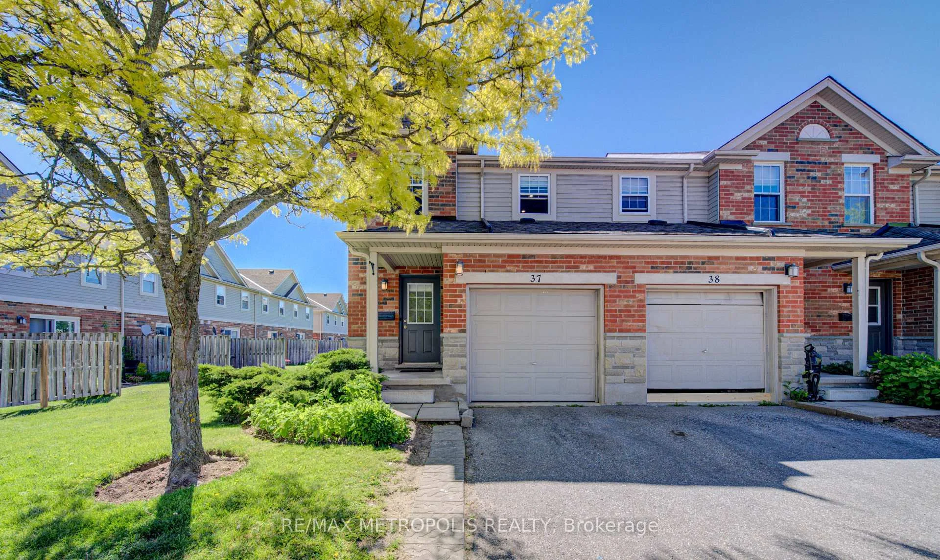 Photo 2 of Unit 37, 124 Gosling Gardens, Guelph, Clairfields/Hanlon Business Park — HOMEH