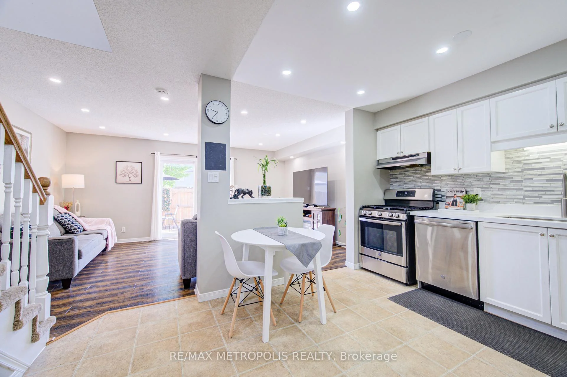 Photo 14 of Unit 37, 124 Gosling Gardens, Guelph, Clairfields/Hanlon Business Park — HOMEH