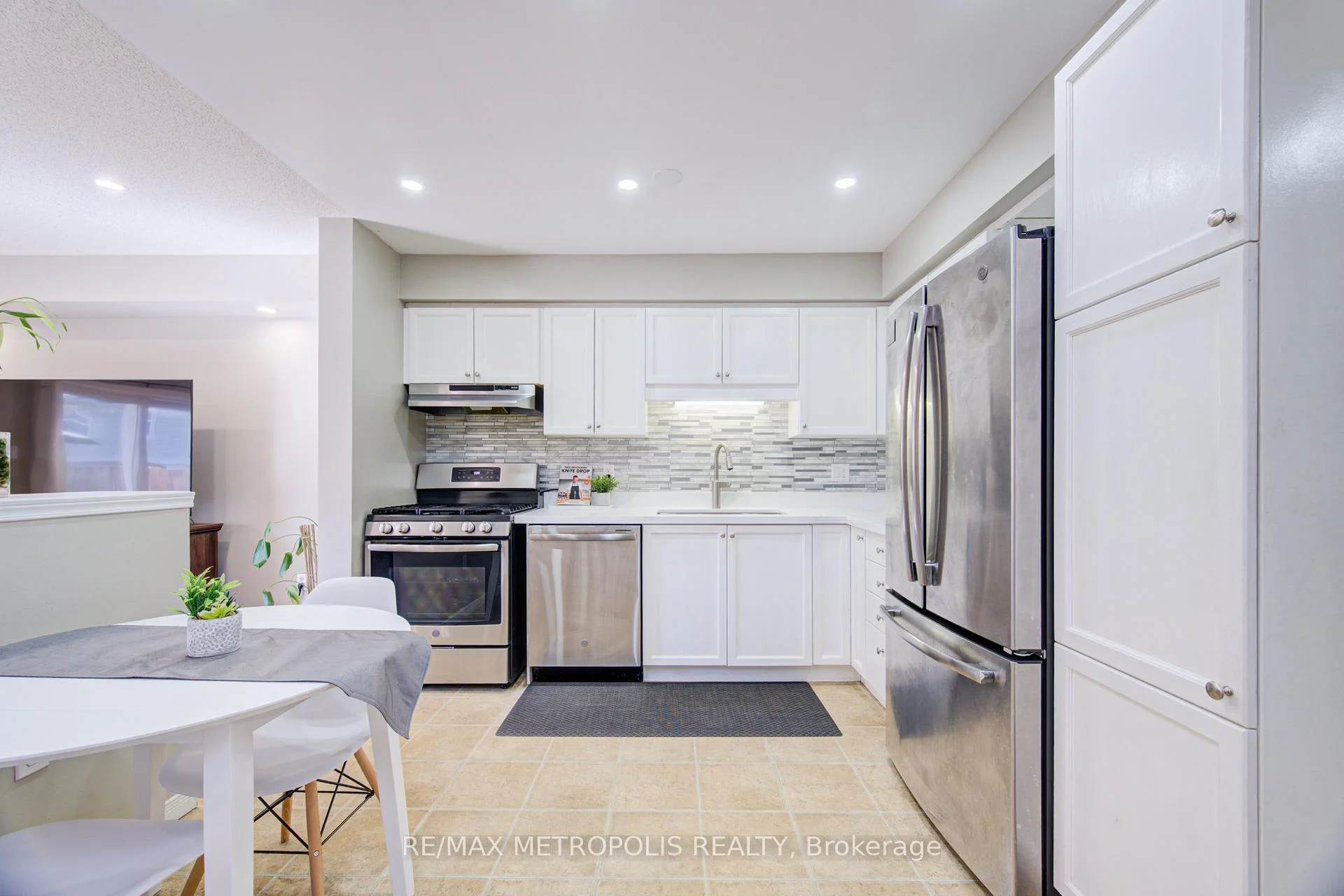 Photo 16 of Unit 37, 124 Gosling Gardens, Guelph, Clairfields/Hanlon Business Park — HOMEH