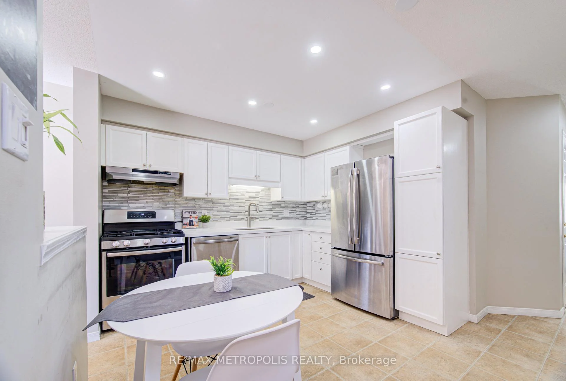 Photo 18 of Unit 37, 124 Gosling Gardens, Guelph, Clairfields/Hanlon Business Park — HOMEH
