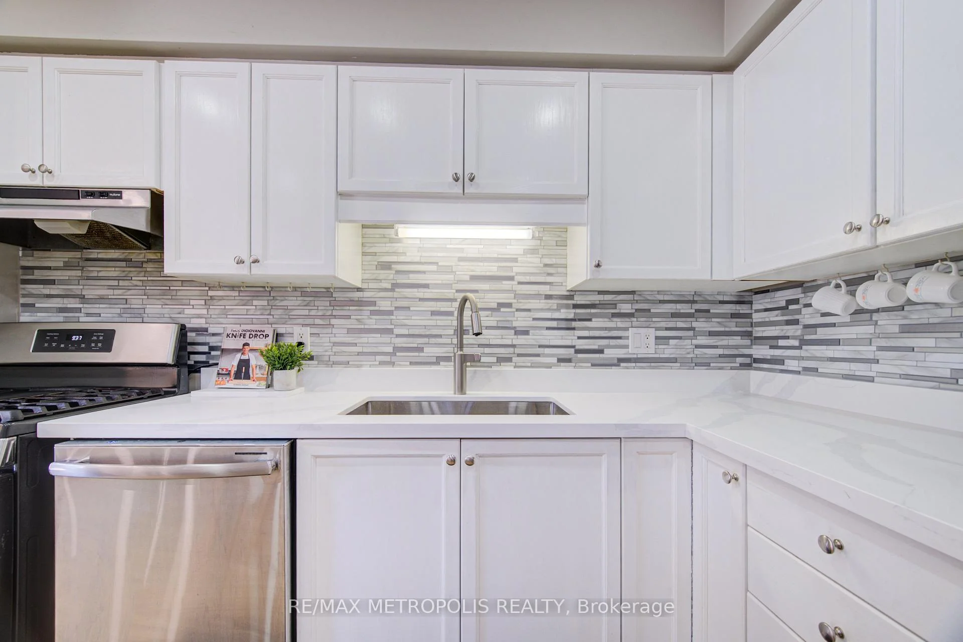 Photo 22 of Unit 37, 124 Gosling Gardens, Guelph, Clairfields/Hanlon Business Park — HOMEH