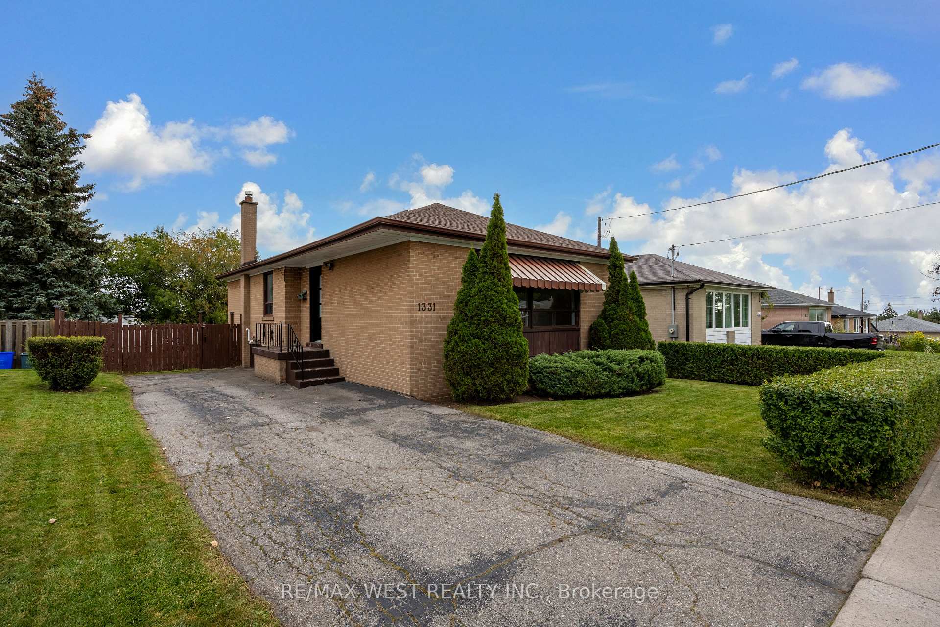 Photo 2 of 1331 Sharbot Street, Oshawa, Lakeview — HOMEH