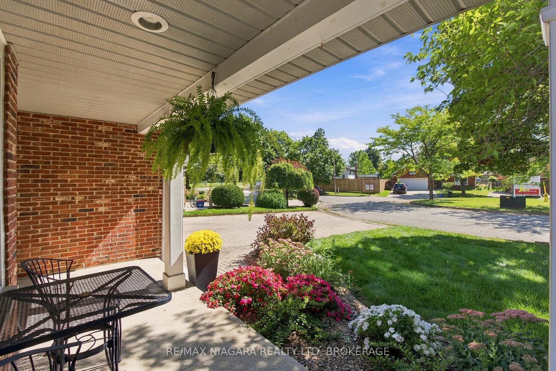 Photo 7 of 5 Thorn Place, St. Catharines, Grapeview — HOMEH