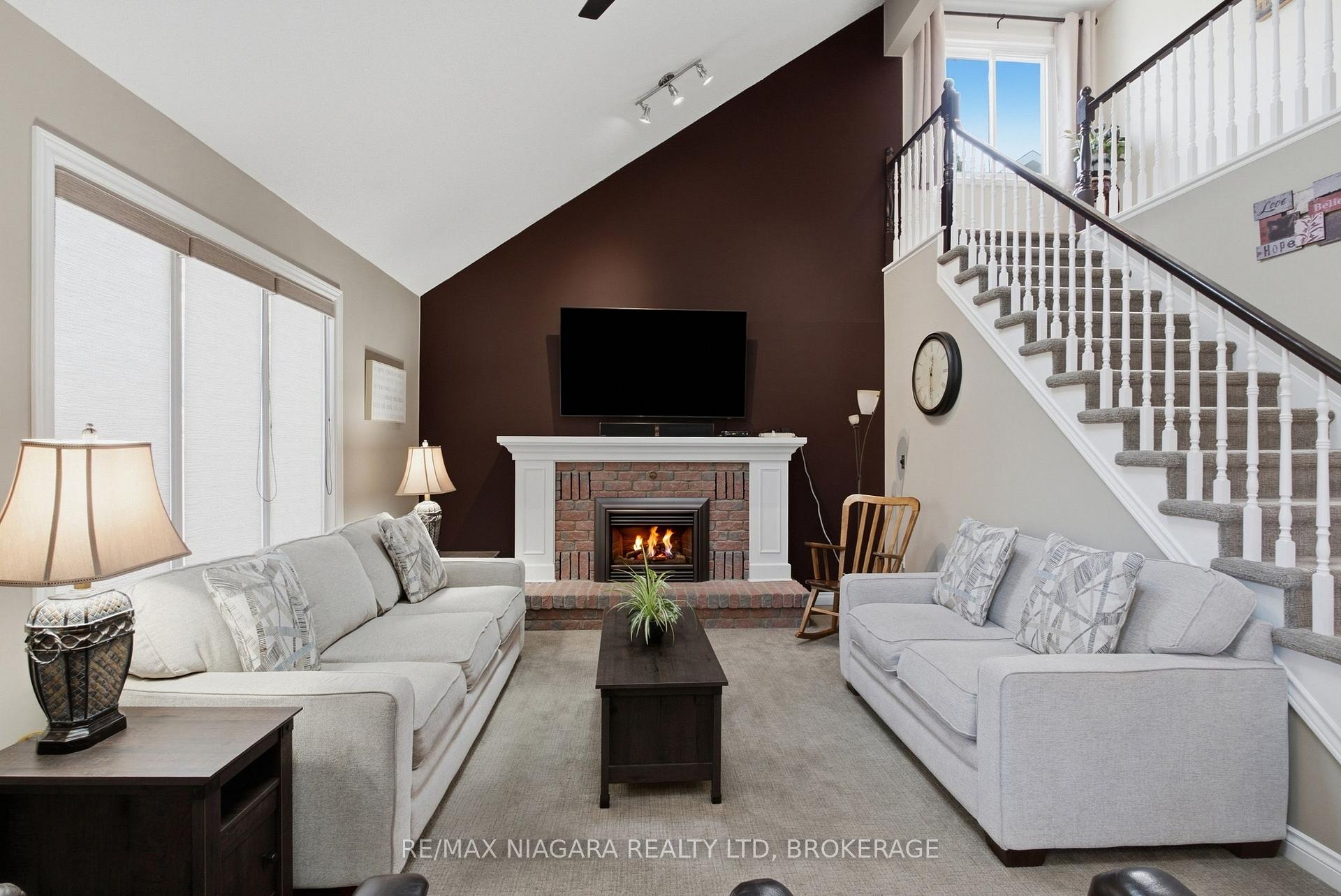 Photo 8 of 5 Thorn Place, St. Catharines, Grapeview — HOMEH