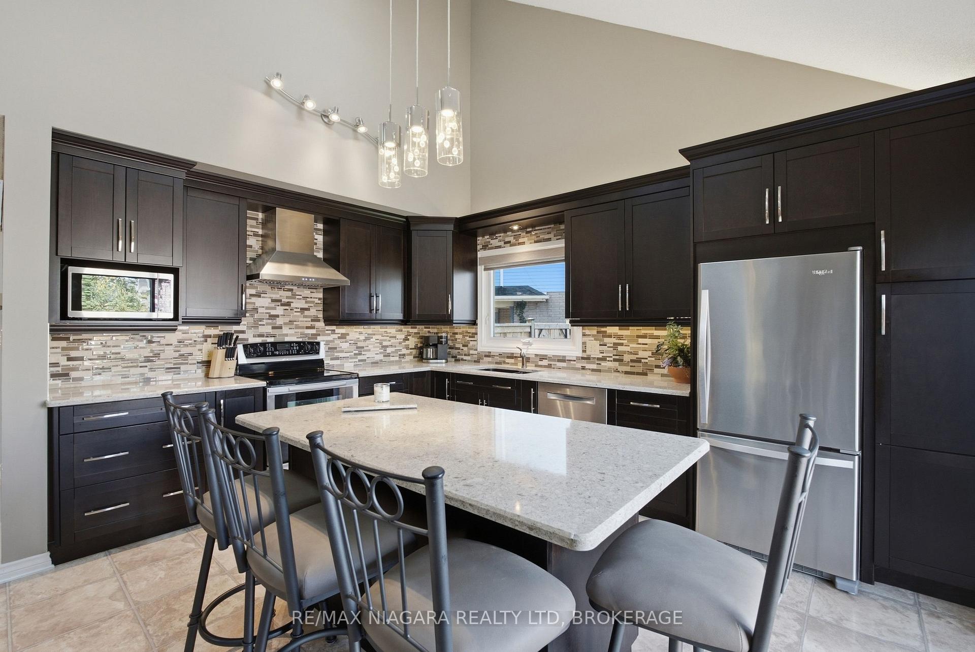 Photo 14 of 5 Thorn Place, St. Catharines, Grapeview — HOMEH