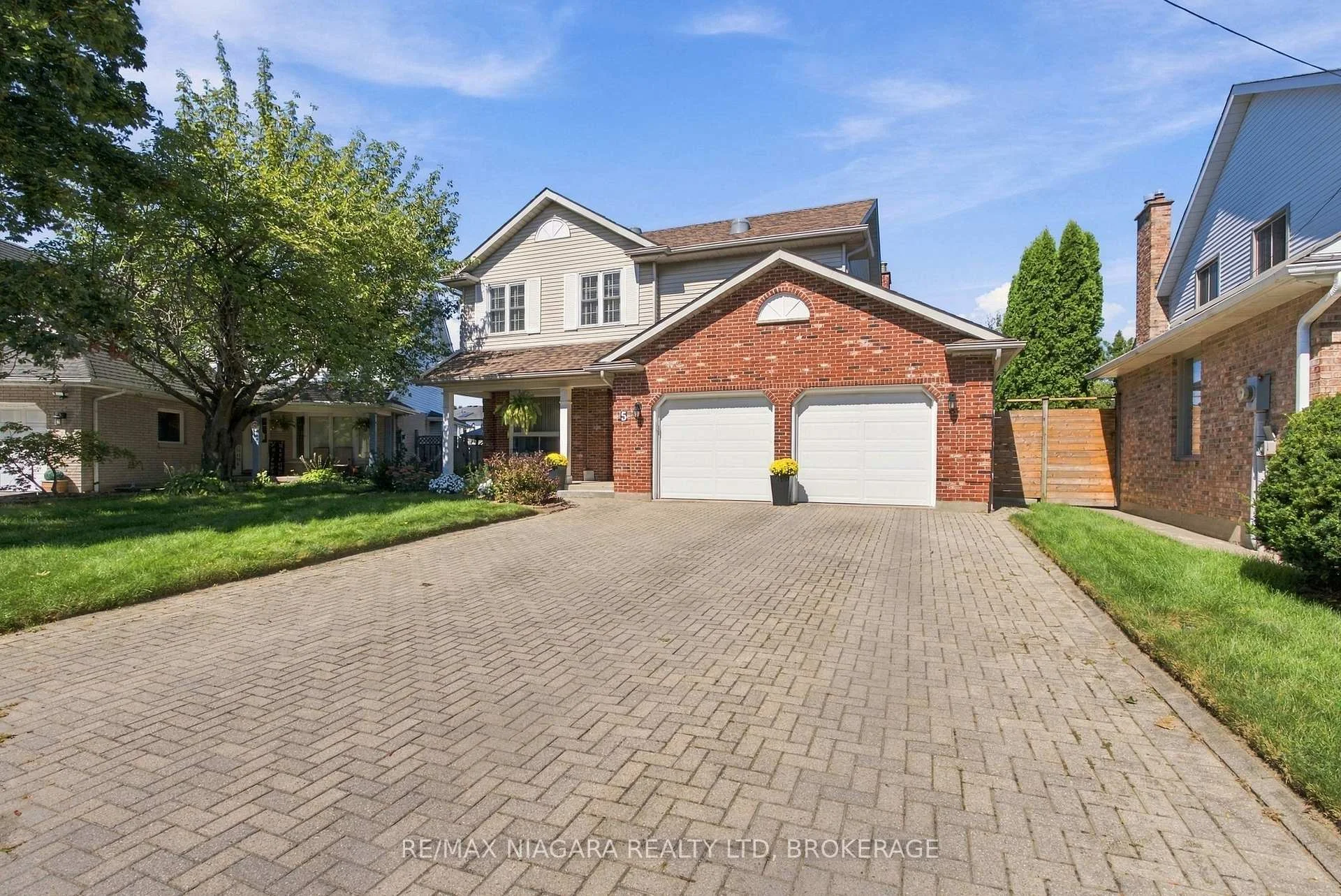 Photo 2 of 5 Thorn Place, St. Catharines, Grapeview — HOMEH