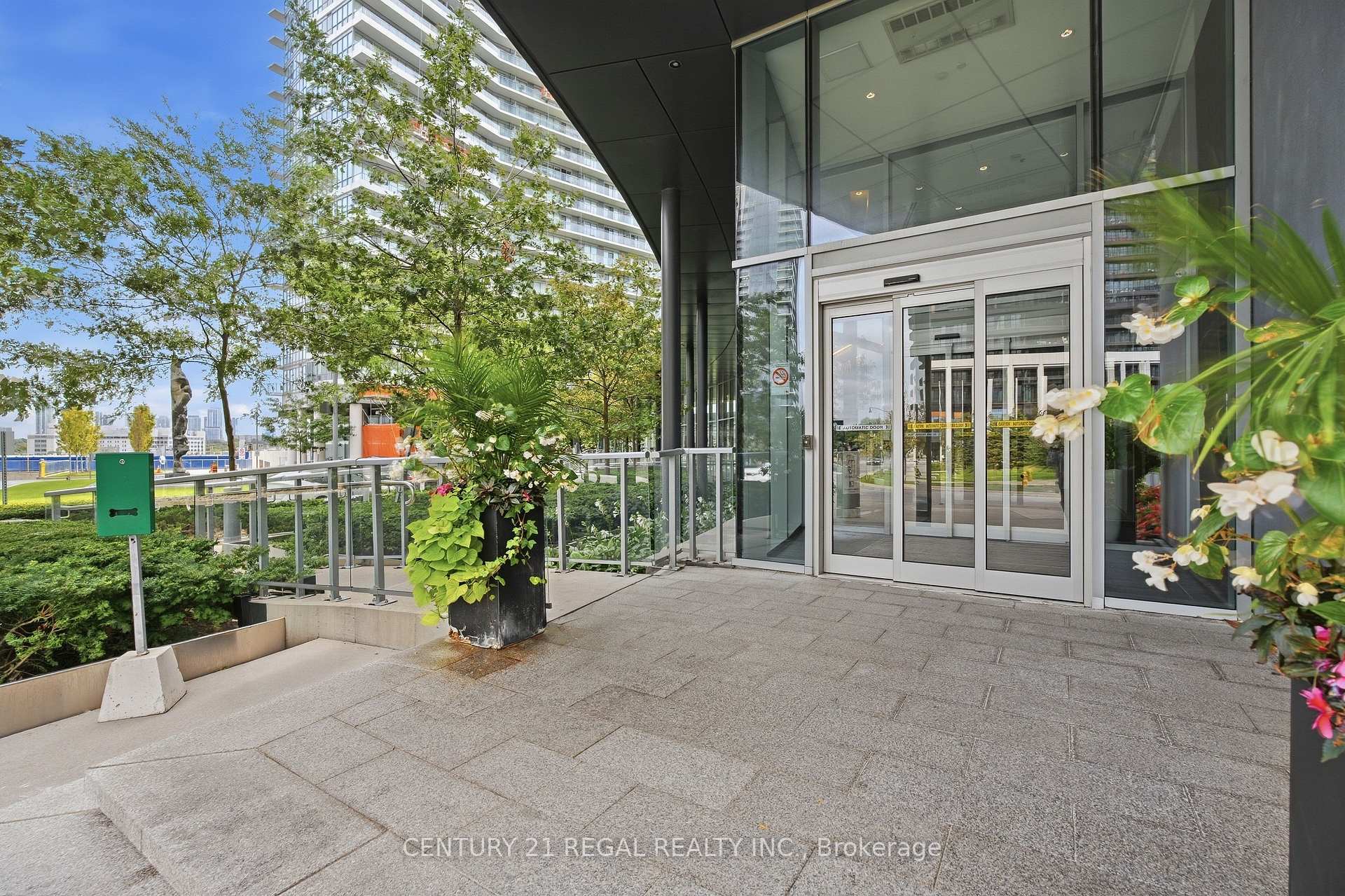 Photo 2 of Unit Th07, 113 Mcmahon Drive, North York, Bayview Village — HOMEH