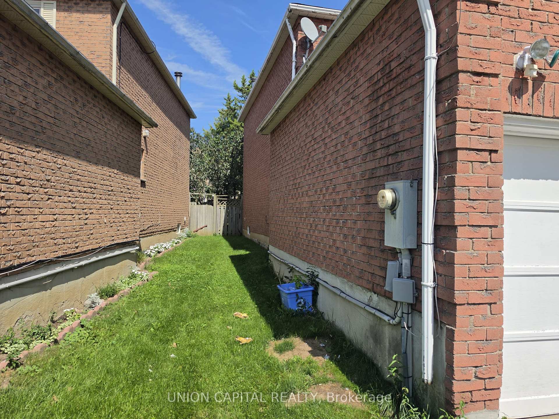 Photo 4 of 2363 Strathmore Crescent, Pickering, Brock Ridge — HOMEH