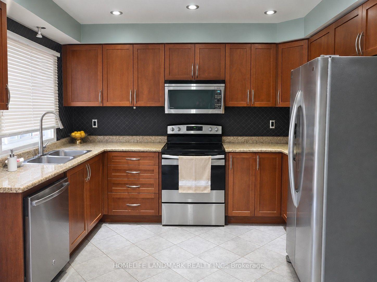Photo 5 of 19 Wetmeadow Drive, Brampton, Fletcher's Meadow — HOMEH