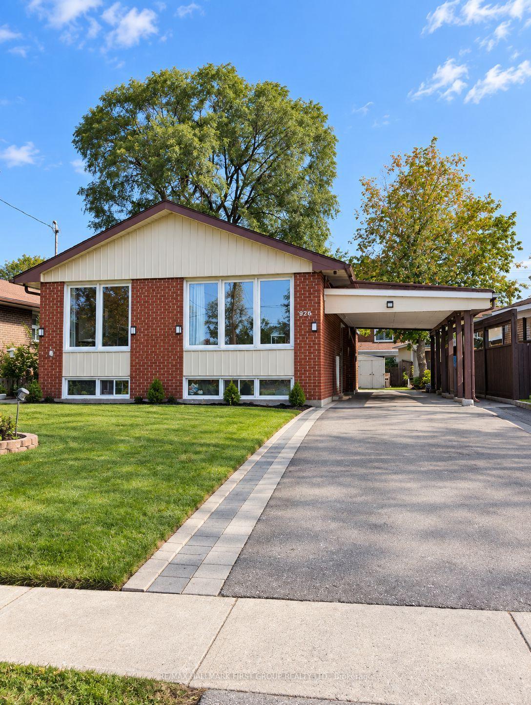 Photo 2 of 826 Brimorton Drive, Scarborough, Woburn — HOMEH