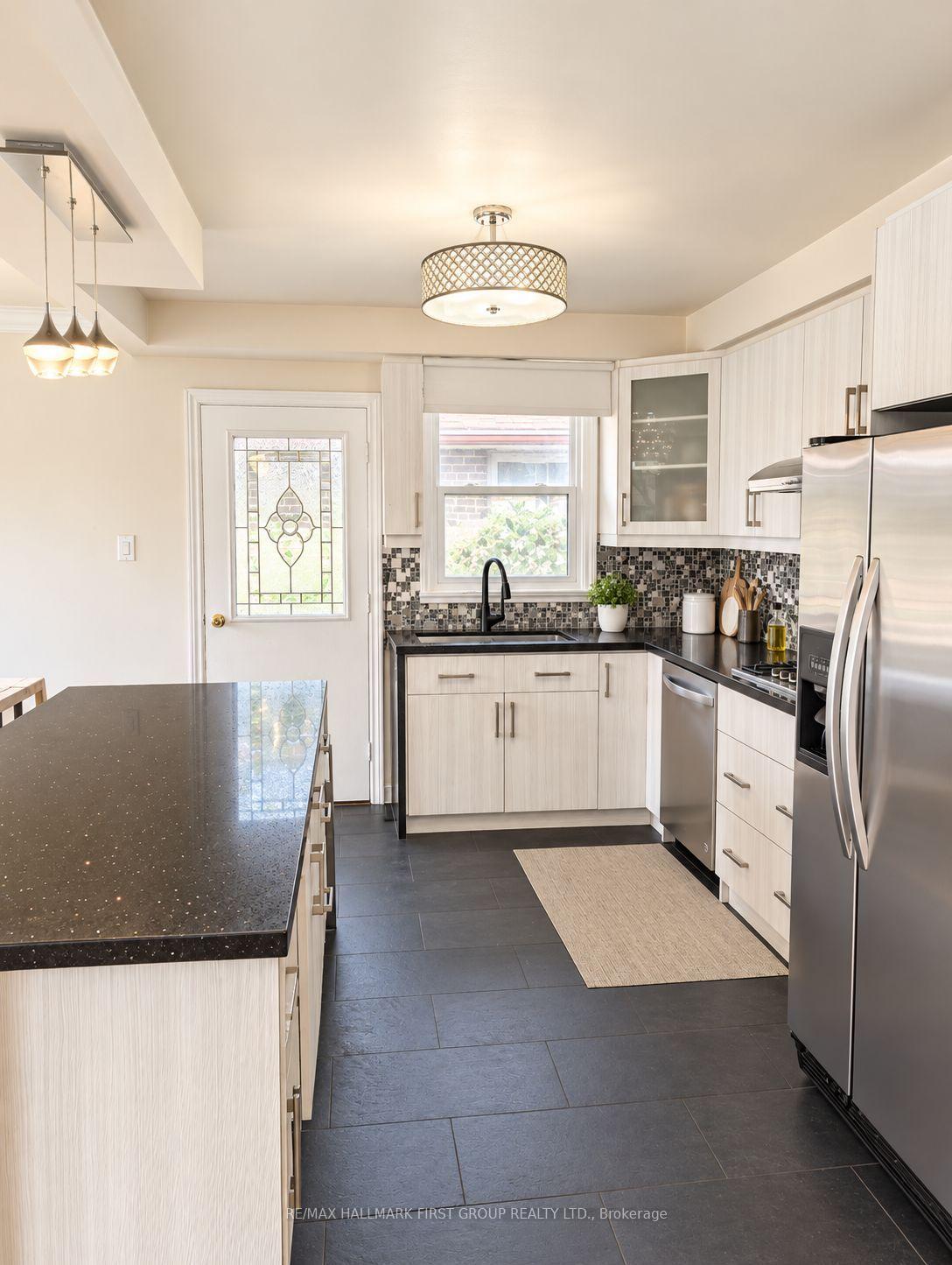 Photo 5 of 826 Brimorton Drive, Scarborough, Woburn — HOMEH
